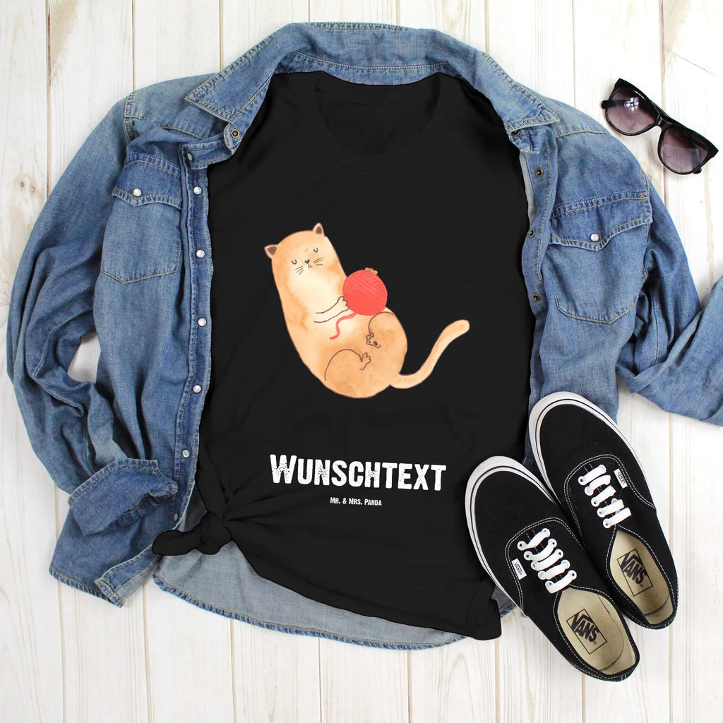 Personalisiertes T-Shirt Katzen Wollknäul T-Shirt Personalisiert, T-Shirt mit Namen, T-Shirt mit Aufruck, Männer, Frauen, Wunschtext, Bedrucken, Katze, Katzenmotiv, Katzenfan, Katzendeko, Katzenfreund, Katzenliebhaber, Katzenprodukte, Katzenartikel, Katzenaccessoires, Katzensouvenirs, Katzenliebhaberprodukte, Katzenmotive, Katzen, Kater, Mietze, Cat, Cats, Katzenhalter, Katzenbesitzerin, Haustier, Wollknäuel, Wolle, Spielen, Spiel, verspielt