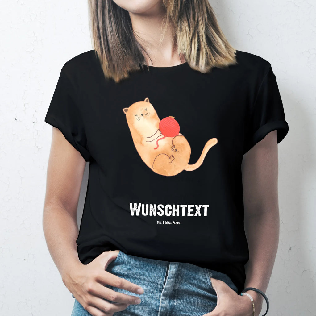 Personalisiertes T-Shirt Katzen Wollknäul T-Shirt Personalisiert, T-Shirt mit Namen, T-Shirt mit Aufruck, Männer, Frauen, Wunschtext, Bedrucken, Katze, Katzenmotiv, Katzenfan, Katzendeko, Katzenfreund, Katzenliebhaber, Katzenprodukte, Katzenartikel, Katzenaccessoires, Katzensouvenirs, Katzenliebhaberprodukte, Katzenmotive, Katzen, Kater, Mietze, Cat, Cats, Katzenhalter, Katzenbesitzerin, Haustier, Wollknäuel, Wolle, Spielen, Spiel, verspielt