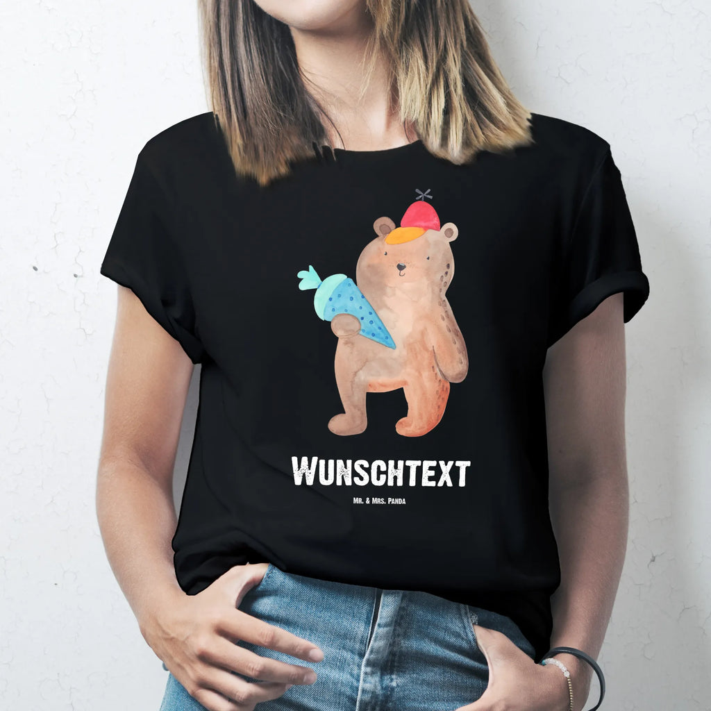 Personalisiertes T-Shirt Bär Schultüte T-Shirt Personalisiert, T-Shirt mit Namen, T-Shirt mit Aufruck, Männer, Frauen, Wunschtext, Bedrucken, Bär, Teddy, Teddybär, Bär Motiv, Schultüte, Erster Schultag Geschenk, Einschulung Geschenk, Schule Geschenk, Grundschule, Schulanfang, Schulbeginn