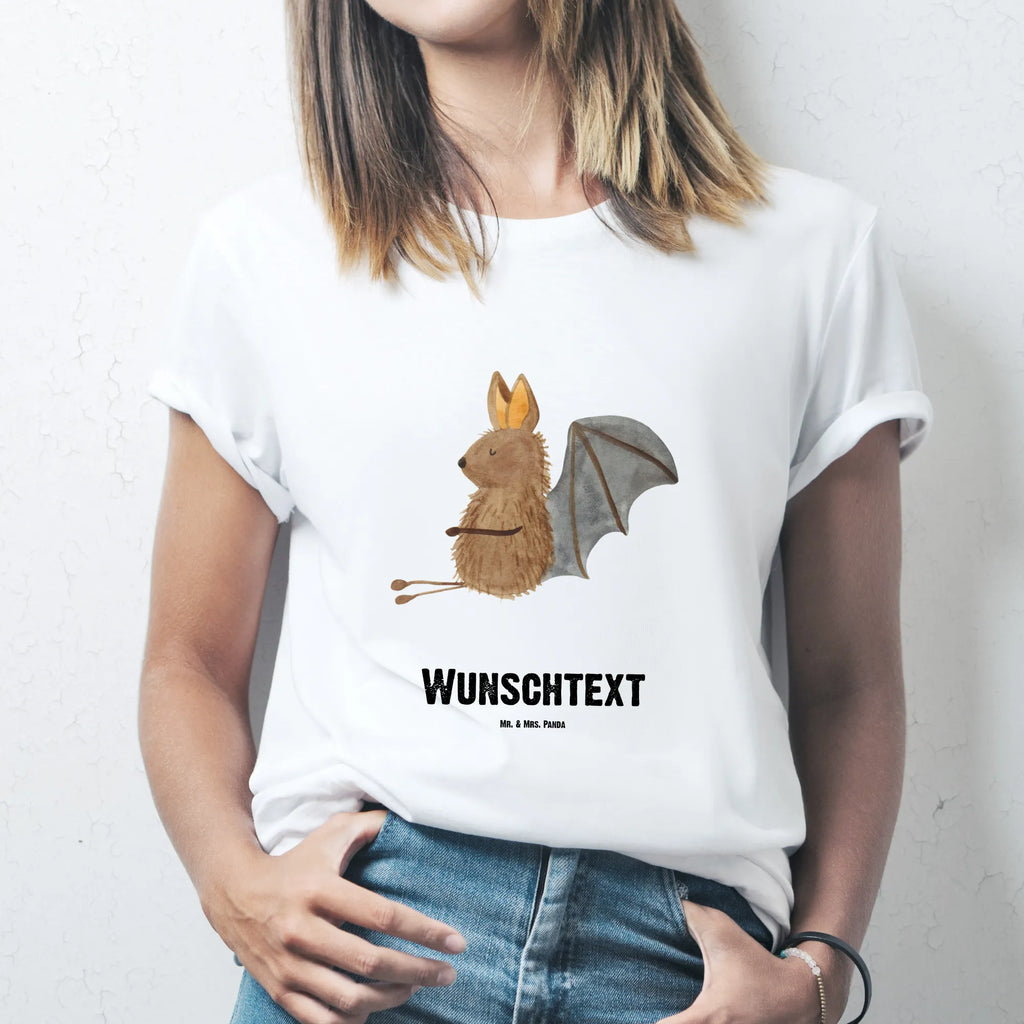 Personalisiertes T-Shirt Fledermaus sitzend T-Shirt Personalisiert, T-Shirt mit Namen, T-Shirt mit Aufruck, Männer, Frauen, Wunschtext, Bedrucken, Tiermotive, Gute Laune, lustige Sprüche, Tiere, Fledermaus, Fledermäuse, Motivation, entspannen