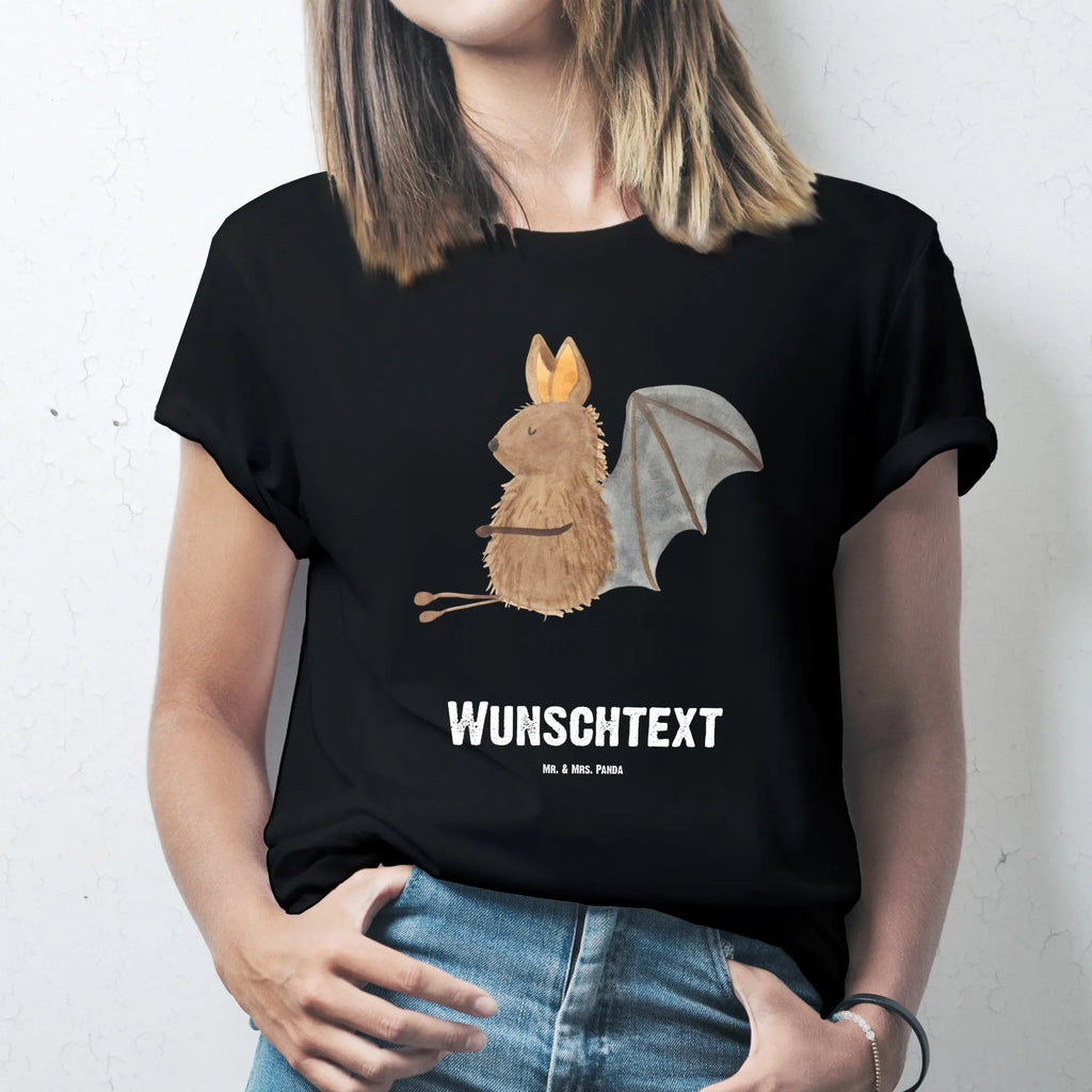 Personalisiertes T-Shirt Fledermaus sitzend T-Shirt Personalisiert, T-Shirt mit Namen, T-Shirt mit Aufruck, Männer, Frauen, Wunschtext, Bedrucken, Tiermotive, Gute Laune, lustige Sprüche, Tiere, Fledermaus, Fledermäuse, Motivation, entspannen