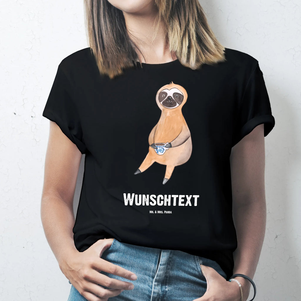 Personalisiertes T-Shirt Faultier Kaffee T-Shirt Personalisiert, T-Shirt mit Namen, T-Shirt mit Aufruck, Männer, Frauen, Wunschtext, Bedrucken, Faultier, Faultier Geschenk, Faultier Deko, Faultiere, faul, Lieblingstier, Kaffee, erster Kaffee, Morgenmuffel, Frühaufsteher, Kaffeetasse, Genießer, Coffee, Kaffeegetränk