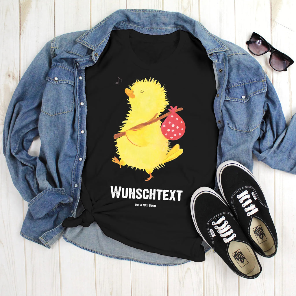 Personalisiertes T-Shirt Küken Wanderer T-Shirt Personalisiert, T-Shirt mit Namen, T-Shirt mit Aufruck, Männer, Frauen, Wunschtext, Bedrucken, Ostern, Osterhase, Ostergeschenke, Osternest, Osterdeko, Geschenke zu Ostern, Ostern Geschenk, Ostergeschenke Kinder, Ostern Kinder, Küken, Osterei, Ostereier, Ei, Frühlingsgefühle, Freude, Grüße, liebe Grüße, Frohe Ostern, Ostergrüße, Flausen, Wunder, Reisen, Weltenbummler, Zeit, Zeitmanagement, Backpacker