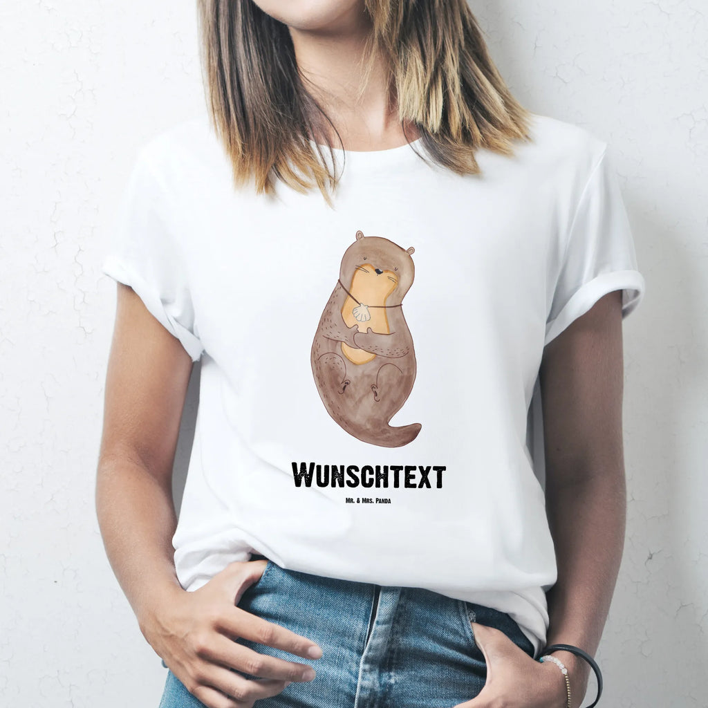 Personalisiertes T-Shirt Otter mit Muschelmedaillon T-Shirt Personalisiert, T-Shirt mit Namen, T-Shirt mit Aufruck, Männer, Frauen, Wunschtext, Bedrucken, Otter, Fischotter, Seeotter, Otterliebe, grübeln, träumen, Motivation, Tagträumen, Büro