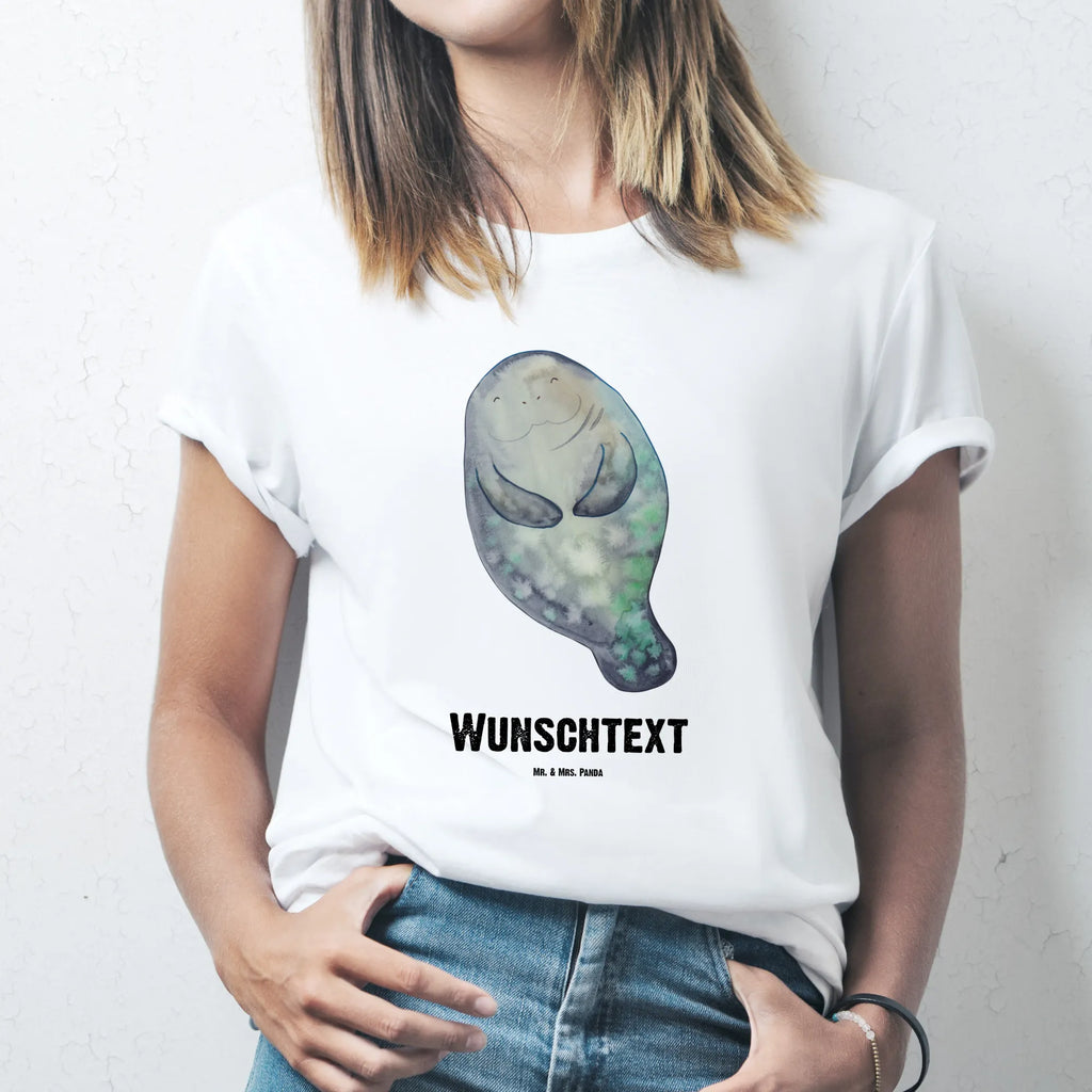 Personalisiertes T-Shirt Seekuh happy T-Shirt Personalisiert, T-Shirt mit Namen, T-Shirt mit Aufruck, Männer, Frauen, Wunschtext, Bedrucken, Meerestiere, Meer, Urlaub, Seekuh, Seekühe, Selbstliebe, Respekt, Neuanfang, Neustart, Achtsamkeit, Zufrieden, Liebeskummer, Freundin