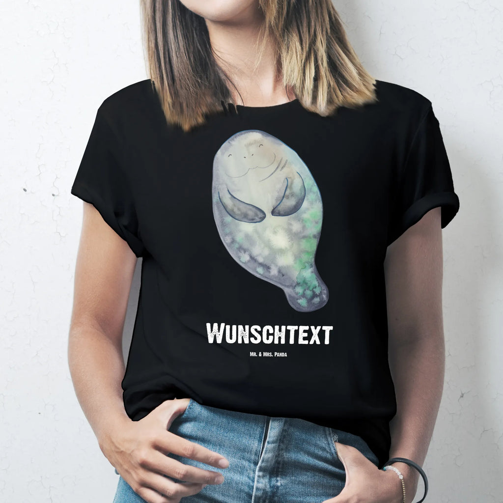 Personalisiertes T-Shirt Seekuh happy T-Shirt Personalisiert, T-Shirt mit Namen, T-Shirt mit Aufruck, Männer, Frauen, Wunschtext, Bedrucken, Meerestiere, Meer, Urlaub, Seekuh, Seekühe, Selbstliebe, Respekt, Neuanfang, Neustart, Achtsamkeit, Zufrieden, Liebeskummer, Freundin