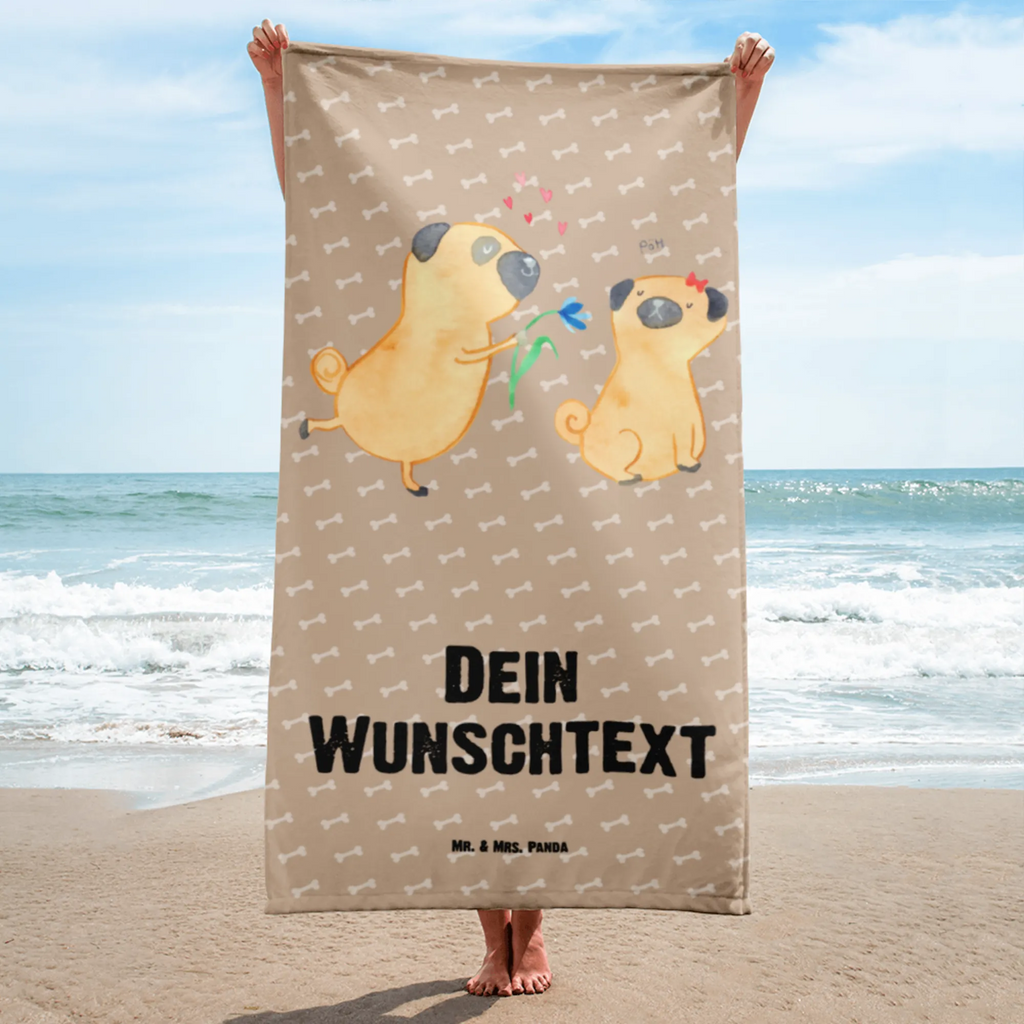 Handtuch mit Namen Mops verliebt Personalisiertes Badehandtuch, Handtuch personalisiert, Handtuch mit Namen, Badetuch personalisiert, Handtuch bedrucken, Saunatuch mit Namen, Handtuch Geschenk, Hund, Hundemotiv, Haustier, Hunderasse, Tierliebhaber, Hundebesitzer, Sprüche, Mops, Möpse, Hundeliebe, verliebt, Liebe, Liebesspruch. Verlobt, Geschenk Freund, Partner