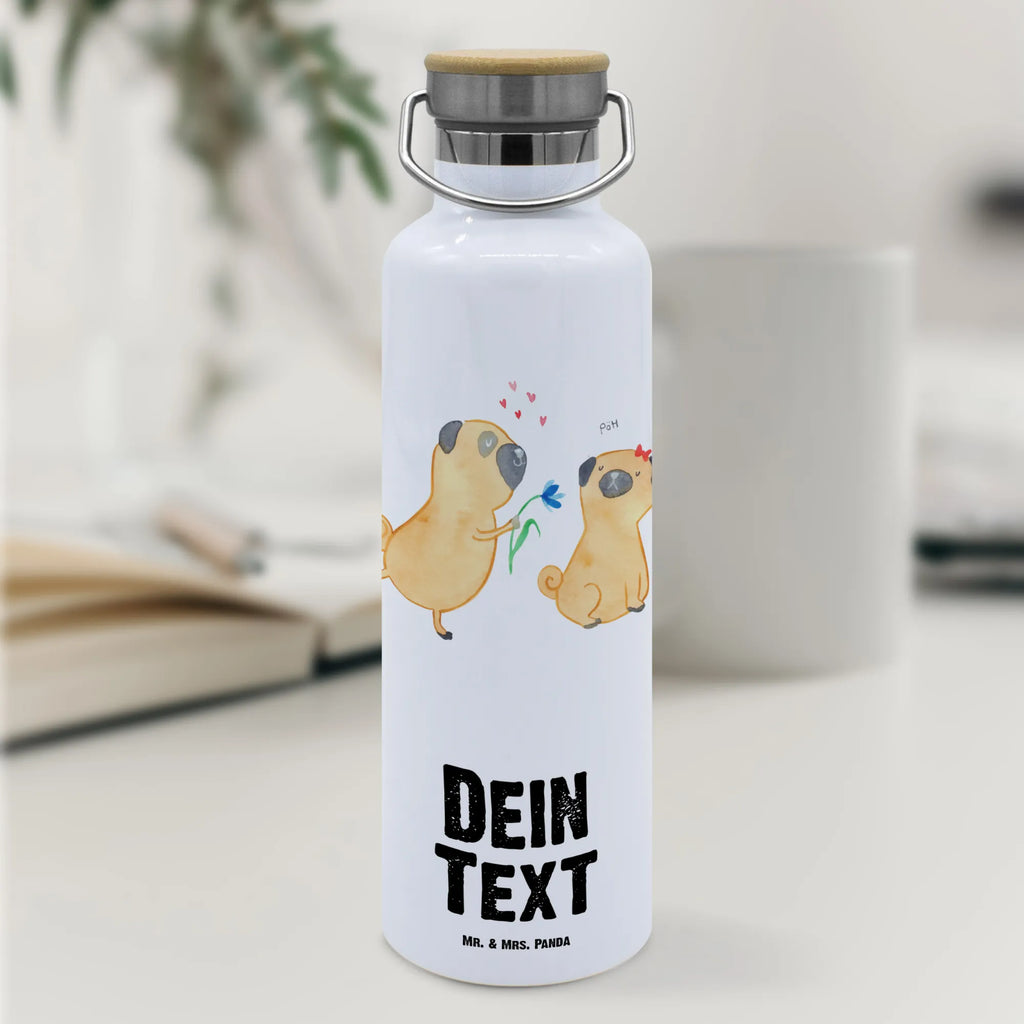 Personalisierte Trinkflasche Mops verliebt Personalisierte Trinkflasche, Trinkflasche mit Namen, Trinkflasche bedrucken, Flasche personalisiert, Trinkflasch mit Aufdruck, Trinkflasche Werbegeschenk, Namensaufdruck Trinkflasche, Sportflasche personalisiert, Trinkflasche Sport, Hund, Hundemotiv, Haustier, Hunderasse, Tierliebhaber, Hundebesitzer, Sprüche, Mops, Möpse, Hundeliebe, verliebt, Liebe, Liebesspruch. Verlobt, Geschenk Freund, Partner