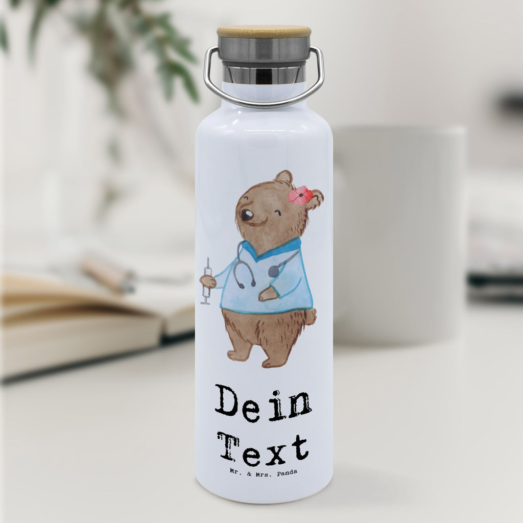 Personalisierte Trinkflasche Krankenpflegehelferin mit Herz Personalisierte Trinkflasche, Trinkflasche mit Namen, Trinkflasche bedrucken, Flasche personalisiert, Trinkflasch mit Aufdruck, Trinkflasche Werbegeschenk, Namensaufdruck Trinkflasche, Sportflasche personalisiert, Trinkflasche Sport, Beruf, Ausbildung, Jubiläum, Abschied, Rente, Kollege, Kollegin, Geschenk, Schenken, Arbeitskollege, Mitarbeiter, Firma, Danke, Dankeschön, Krankenpflegehelferin, Pflegehelferin, Pflegekraft