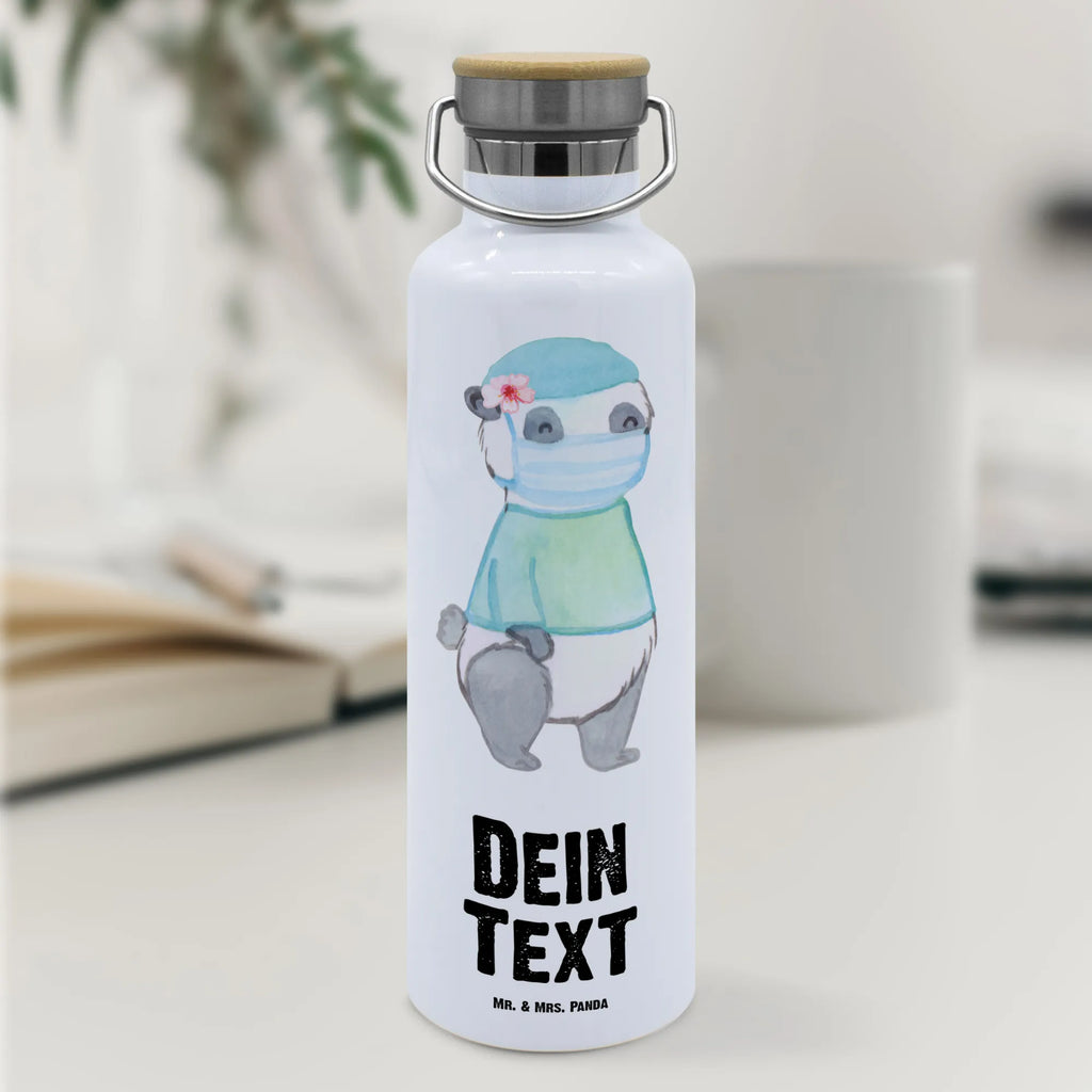 Personalisierte Trinkflasche Operationsassistentin mit Herz Personalisierte Trinkflasche, Trinkflasche mit Namen, Trinkflasche bedrucken, Flasche personalisiert, Trinkflasch mit Aufdruck, Trinkflasche Werbegeschenk, Namensaufdruck Trinkflasche, Sportflasche personalisiert, Trinkflasche Sport, Beruf, Ausbildung, Jubiläum, Abschied, Rente, Kollege, Kollegin, Geschenk, Schenken, Arbeitskollege, Mitarbeiter, Firma, Danke, Dankeschön, Operationsassistentin, Operationstechnische Assistentin, OTA, OP Assistentin, Operationsassistenz