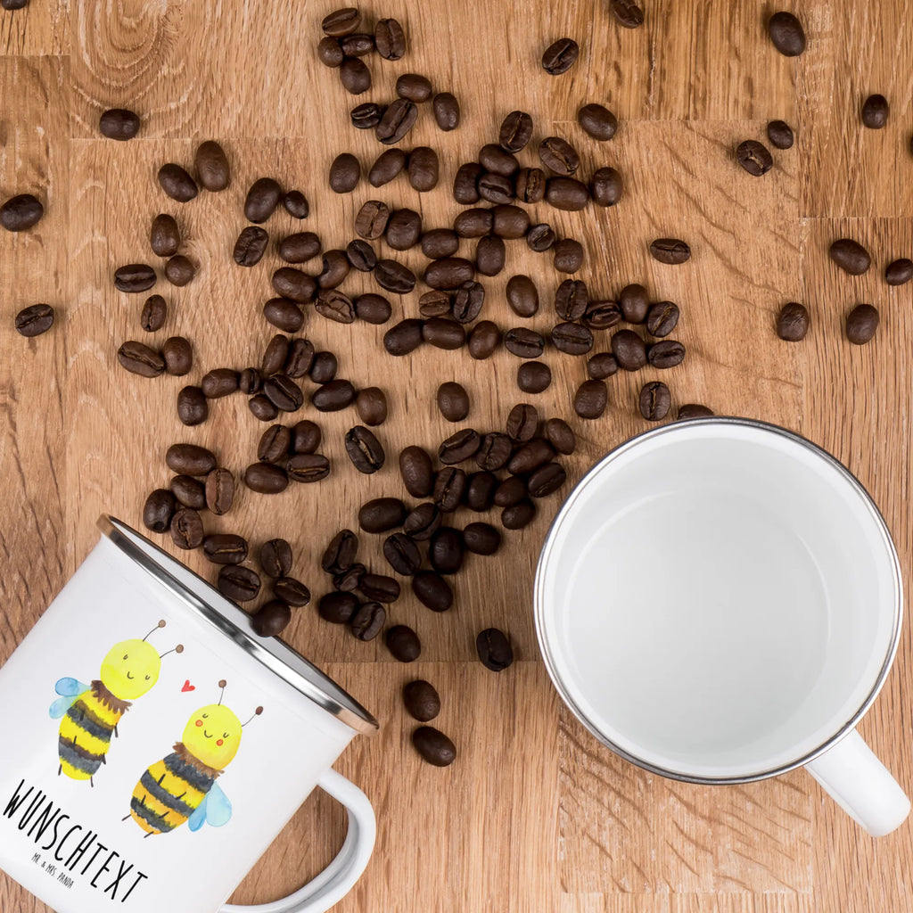 Personalisierte Emaille Tasse Biene Verliebt Emaille Tasse personalisiert, Emaille Tasse mit Namen, Campingtasse personalisiert, Namenstasse, Campingtasse bedrucken, Campinggeschirr personalsisert, tasse mit namen, personalisierte tassen, personalisierte tasse, tasse selbst gestalten, tasse bedrucken, tassen bedrucken, Biene, Wespe, Hummel