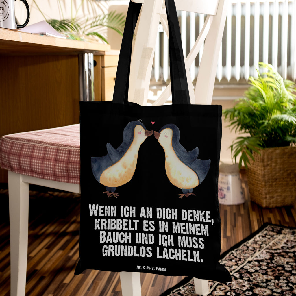 Tragetasche Pinguine Kuss Beuteltasche, Beutel, Einkaufstasche, Jutebeutel, Stoffbeutel, Tasche, Shopper, Umhängetasche, Strandtasche, Schultertasche, Stofftasche, Tragetasche, Badetasche, Jutetasche, Einkaufstüte, Laptoptasche, Liebe, Partner, Freund, Freundin, Ehemann, Ehefrau, Heiraten, Verlobung, Heiratsantrag, Liebesgeschenk, Jahrestag, Hocheitstag, Valentinstag, Geschenk für Frauen, Hochzeitstag, Mitbringsel, Geschenk für Freundin, Geschenk für Partner, Liebesbeweis, für Männer, für Ehemann