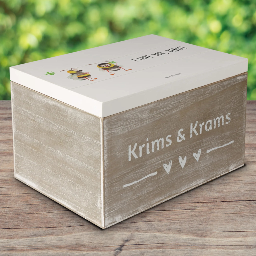 Holzkiste Bienen Paar Holzkiste, Kiste, Schatzkiste, Truhe, Schatulle, XXL, Erinnerungsbox, Erinnerungskiste, Dekokiste, Aufbewahrungsbox, Geschenkbox, Geschenkdose, Liebe, Partner, Freund, Freundin, Ehemann, Ehefrau, Heiraten, Verlobung, Heiratsantrag, Liebesgeschenk, Jahrestag, Hocheitstag, Valentinstag, Geschenk für Frauen, Hochzeitstag, Mitbringsel, Geschenk für Freundin, Geschenk für Partner, Liebesbeweis, für Männer, für Ehemann, Schildkröten, verliebte Schildkröten