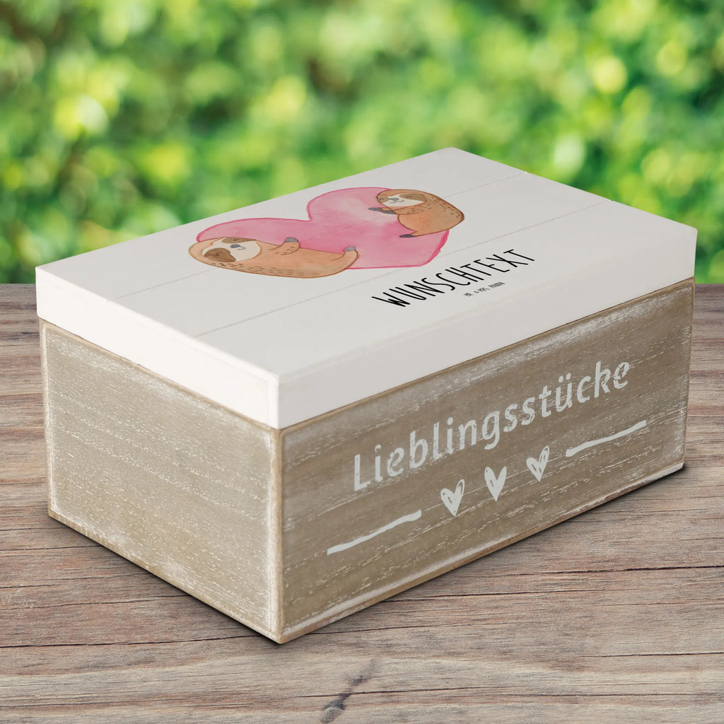 Personalisierte Holzkiste Faultiere Herz Holzkiste mit Namen, Kiste mit Namen, Schatzkiste mit Namen, Truhe mit Namen, Schatulle mit Namen, Erinnerungsbox mit Namen, Erinnerungskiste, mit Namen, Dekokiste mit Namen, Aufbewahrungsbox mit Namen, Holzkiste Personalisiert, Kiste Personalisiert, Schatzkiste Personalisiert, Truhe Personalisiert, Schatulle Personalisiert, Erinnerungsbox Personalisiert, Erinnerungskiste Personalisiert, Dekokiste Personalisiert, Aufbewahrungsbox Personalisiert, Geschenkbox personalisiert, GEschenkdose personalisiert, Liebe, Partner, Freund, Freundin, Ehemann, Ehefrau, Heiraten, Verlobung, Heiratsantrag, Liebesgeschenk, Jahrestag, Hocheitstag, Valentinstag, Geschenk für Frauen, Hochzeitstag, Mitbringsel, Geschenk für Freundin, Geschenk für Partner, Liebesbeweis, für Männer, für Ehemann