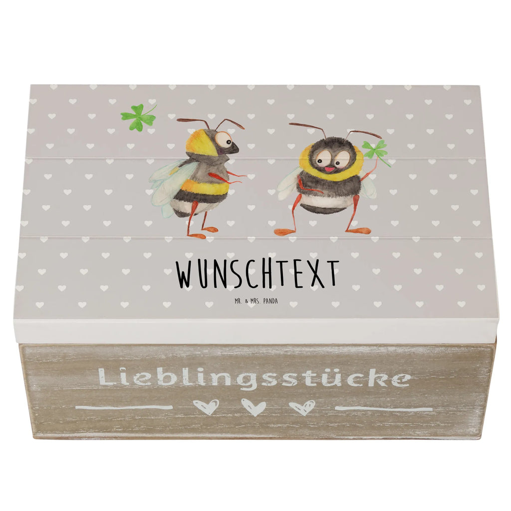 Personalisierte Holzkiste Bienen Paar Holzkiste mit Namen, Kiste mit Namen, Schatzkiste mit Namen, Truhe mit Namen, Schatulle mit Namen, Erinnerungsbox mit Namen, Erinnerungskiste, mit Namen, Dekokiste mit Namen, Aufbewahrungsbox mit Namen, Holzkiste Personalisiert, Kiste Personalisiert, Schatzkiste Personalisiert, Truhe Personalisiert, Schatulle Personalisiert, Erinnerungsbox Personalisiert, Erinnerungskiste Personalisiert, Dekokiste Personalisiert, Aufbewahrungsbox Personalisiert, Geschenkbox personalisiert, GEschenkdose personalisiert, Liebe, Partner, Freund, Freundin, Ehemann, Ehefrau, Heiraten, Verlobung, Heiratsantrag, Liebesgeschenk, Jahrestag, Hocheitstag, Valentinstag, Geschenk für Frauen, Hochzeitstag, Mitbringsel, Geschenk für Freundin, Geschenk für Partner, Liebesbeweis, für Männer, für Ehemann, Schildkröten, verliebte Schildkröten