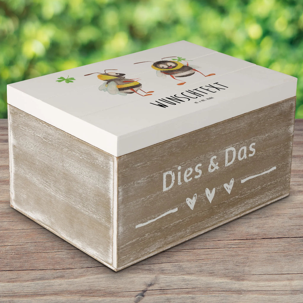 Personalisierte Holzkiste Bienen Paar Holzkiste mit Namen, Kiste mit Namen, Schatzkiste mit Namen, Truhe mit Namen, Schatulle mit Namen, Erinnerungsbox mit Namen, Erinnerungskiste, mit Namen, Dekokiste mit Namen, Aufbewahrungsbox mit Namen, Holzkiste Personalisiert, Kiste Personalisiert, Schatzkiste Personalisiert, Truhe Personalisiert, Schatulle Personalisiert, Erinnerungsbox Personalisiert, Erinnerungskiste Personalisiert, Dekokiste Personalisiert, Aufbewahrungsbox Personalisiert, Geschenkbox personalisiert, GEschenkdose personalisiert, Liebe, Partner, Freund, Freundin, Ehemann, Ehefrau, Heiraten, Verlobung, Heiratsantrag, Liebesgeschenk, Jahrestag, Hocheitstag, Valentinstag, Geschenk für Frauen, Hochzeitstag, Mitbringsel, Geschenk für Freundin, Geschenk für Partner, Liebesbeweis, für Männer, für Ehemann, Schildkröten, verliebte Schildkröten