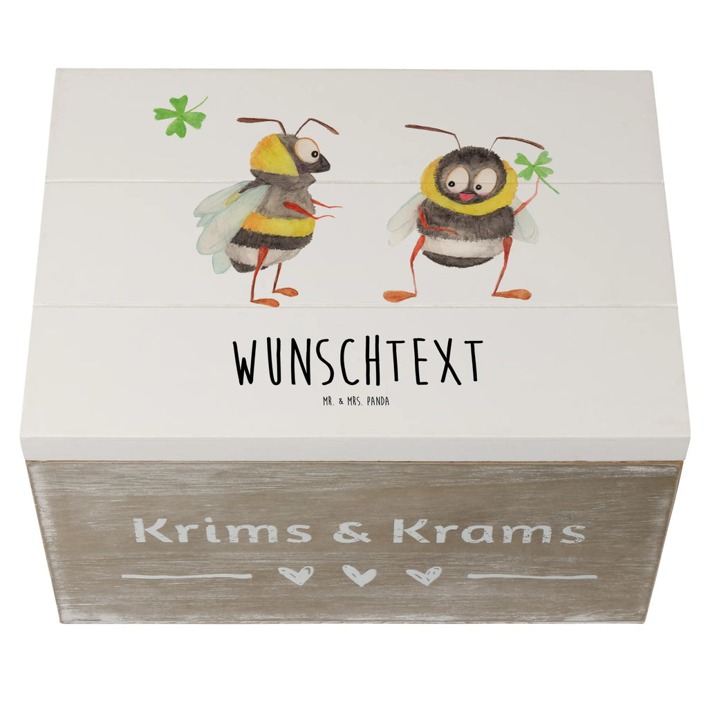 Personalisierte Holzkiste Bienen Paar Holzkiste mit Namen, Kiste mit Namen, Schatzkiste mit Namen, Truhe mit Namen, Schatulle mit Namen, Erinnerungsbox mit Namen, Erinnerungskiste, mit Namen, Dekokiste mit Namen, Aufbewahrungsbox mit Namen, Holzkiste Personalisiert, Kiste Personalisiert, Schatzkiste Personalisiert, Truhe Personalisiert, Schatulle Personalisiert, Erinnerungsbox Personalisiert, Erinnerungskiste Personalisiert, Dekokiste Personalisiert, Aufbewahrungsbox Personalisiert, Geschenkbox personalisiert, GEschenkdose personalisiert, Liebe, Partner, Freund, Freundin, Ehemann, Ehefrau, Heiraten, Verlobung, Heiratsantrag, Liebesgeschenk, Jahrestag, Hocheitstag, Valentinstag, Geschenk für Frauen, Hochzeitstag, Mitbringsel, Geschenk für Freundin, Geschenk für Partner, Liebesbeweis, für Männer, für Ehemann, Schildkröten, verliebte Schildkröten