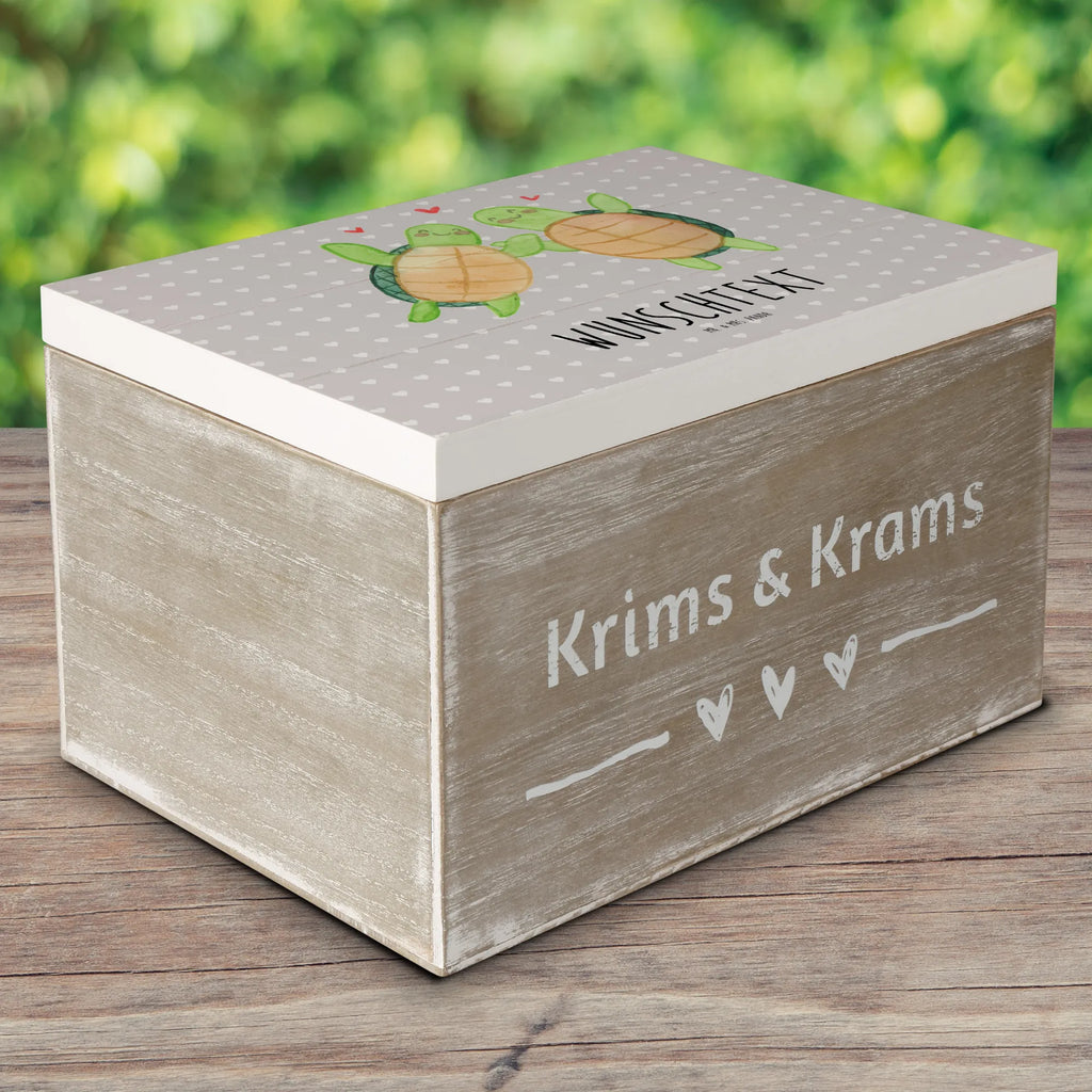 Personalisierte Holzkiste Schildkröten Paar Holzkiste mit Namen, Kiste mit Namen, Schatzkiste mit Namen, Truhe mit Namen, Schatulle mit Namen, Erinnerungsbox mit Namen, Erinnerungskiste, mit Namen, Dekokiste mit Namen, Aufbewahrungsbox mit Namen, Holzkiste Personalisiert, Kiste Personalisiert, Schatzkiste Personalisiert, Truhe Personalisiert, Schatulle Personalisiert, Erinnerungsbox Personalisiert, Erinnerungskiste Personalisiert, Dekokiste Personalisiert, Aufbewahrungsbox Personalisiert, Geschenkbox personalisiert, GEschenkdose personalisiert, Liebe, Partner, Freund, Freundin, Ehemann, Ehefrau, Heiraten, Verlobung, Heiratsantrag, Liebesgeschenk, Jahrestag, Hocheitstag, Valentinstag, Geschenk für Frauen, Hochzeitstag, Mitbringsel, Geschenk für Freundin, Geschenk für Partner, Liebesbeweis, für Männer, für Ehemann