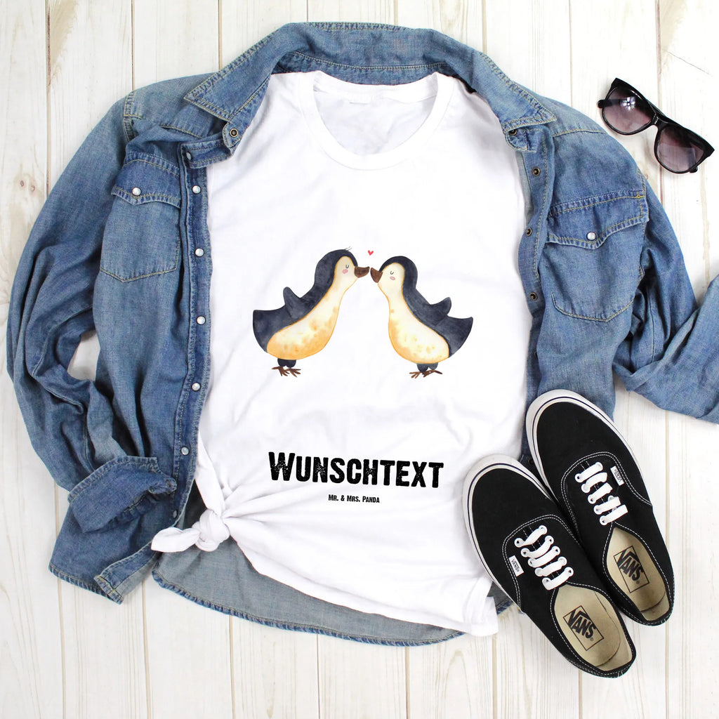 Personalised T-Shirt penguins kiss T-Shirt Personalisiert, T-Shirt mit Namen, T-Shirt mit Aufruck, Männer, Frauen, Liebe, Partner, Freund, Freundin, Ehemann, Ehefrau, Heiraten, Verlobung, Heiratsantrag, Liebesgeschenk, Jahrestag, Hocheitstag, Valentinstag, Geschenk für Frauen, Hochzeitstag, Mitbringsel, Geschenk für Freundin, Geschenk für Partner, Liebesbeweis, für Männer, für Ehemann
