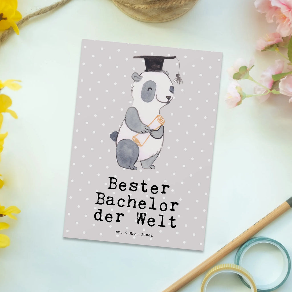 Postkarte Panda Bester Bachelor der Welt Postkarte, Karte, Geschenkkarte, Grußkarte, Einladung, Ansichtskarte, Geburtstagskarte, Einladungskarte, Dankeskarte, Ansichtskarten, Einladung Geburtstag, Einladungskarten Geburtstag, für, Dankeschön, Geschenk, Schenken, Geburtstag, Geburtstagsgeschenk, Geschenkidee, Danke, Bedanken, Mitbringsel, Freude machen, Geschenktipp, Bachelor, Student, Studium, Sohn, Spaß, Musterschüler, lustig, Studienabschluss, witzig, Universität, Abschluss, Alumni, Uni, Studenten, Hochschule