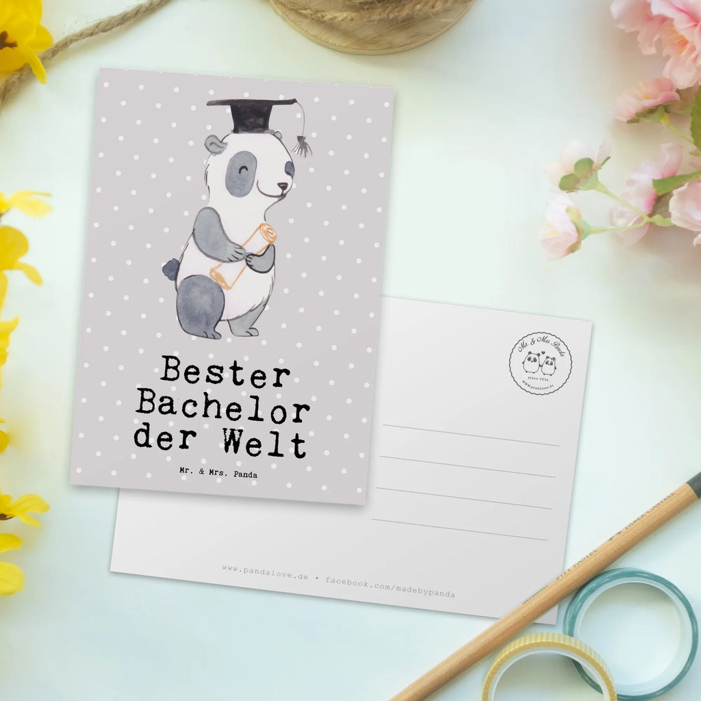 Postkarte Panda Bester Bachelor der Welt Postkarte, Karte, Geschenkkarte, Grußkarte, Einladung, Ansichtskarte, Geburtstagskarte, Einladungskarte, Dankeskarte, Ansichtskarten, Einladung Geburtstag, Einladungskarten Geburtstag, für, Dankeschön, Geschenk, Schenken, Geburtstag, Geburtstagsgeschenk, Geschenkidee, Danke, Bedanken, Mitbringsel, Freude machen, Geschenktipp, Bachelor, Student, Studium, Sohn, Spaß, Musterschüler, lustig, Studienabschluss, witzig, Universität, Abschluss, Alumni, Uni, Studenten, Hochschule