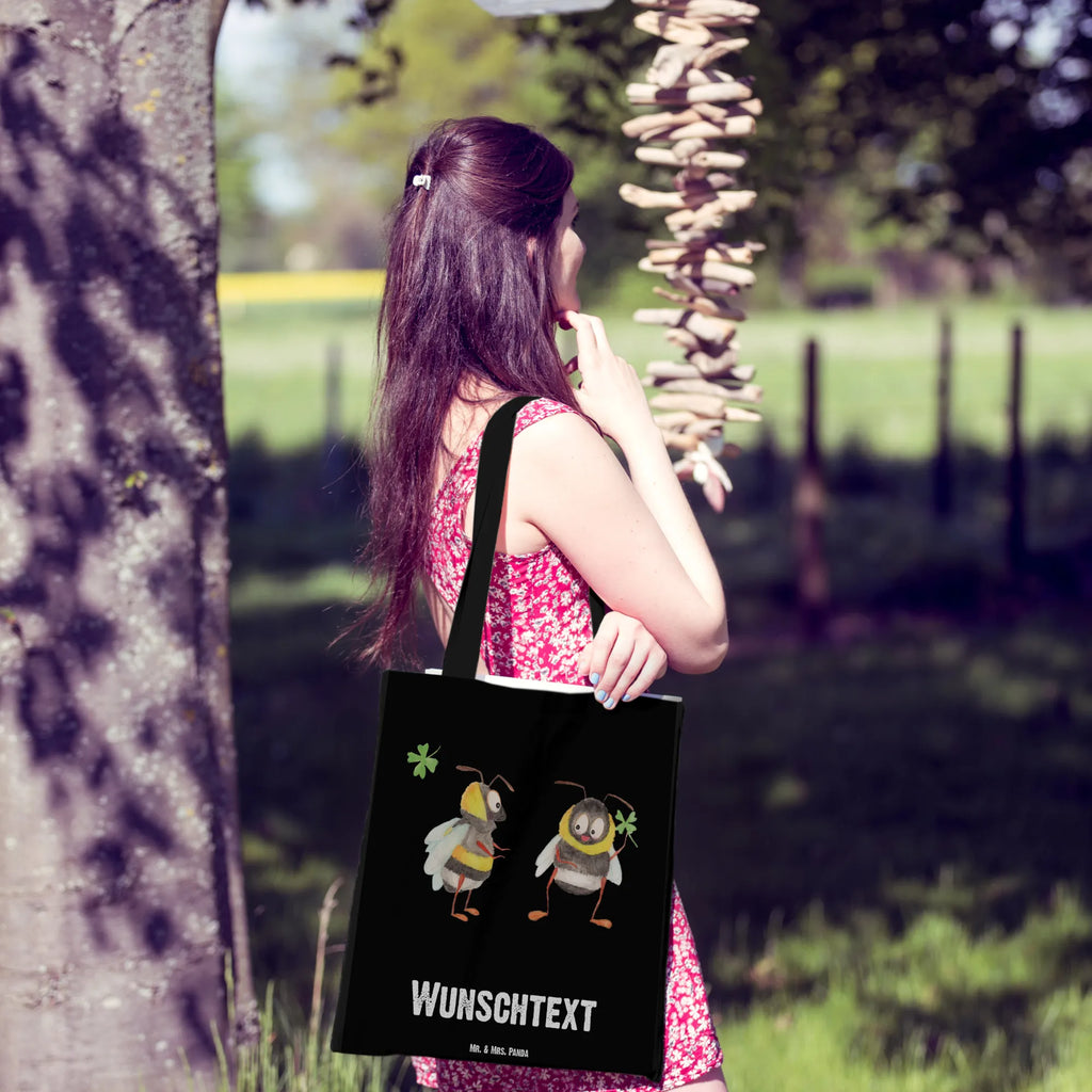 Personalisierte Tragetasche Bienen Paar Personalisierte Beuteltasche, Personalisierter Beutel, Personalisierte Einkaufstasche, Personalisierter Jutebeutel, Personalisierter Stoffbeutel, Tragetasche mit Namen, Einkaufstasche mit Namen, Stoffbeutel mit Namen, Personalisierte Tasche, Personalisierte Jutetasche, Personalisierte Kindergartentasche, Liebe, Partner, Freund, Freundin, Ehemann, Ehefrau, Heiraten, Verlobung, Heiratsantrag, Liebesgeschenk, Jahrestag, Hocheitstag, Valentinstag, Geschenk für Frauen, Hochzeitstag, Mitbringsel, Geschenk für Freundin, Geschenk für Partner, Liebesbeweis, für Männer, für Ehemann, Schildkröten, verliebte Schildkröten