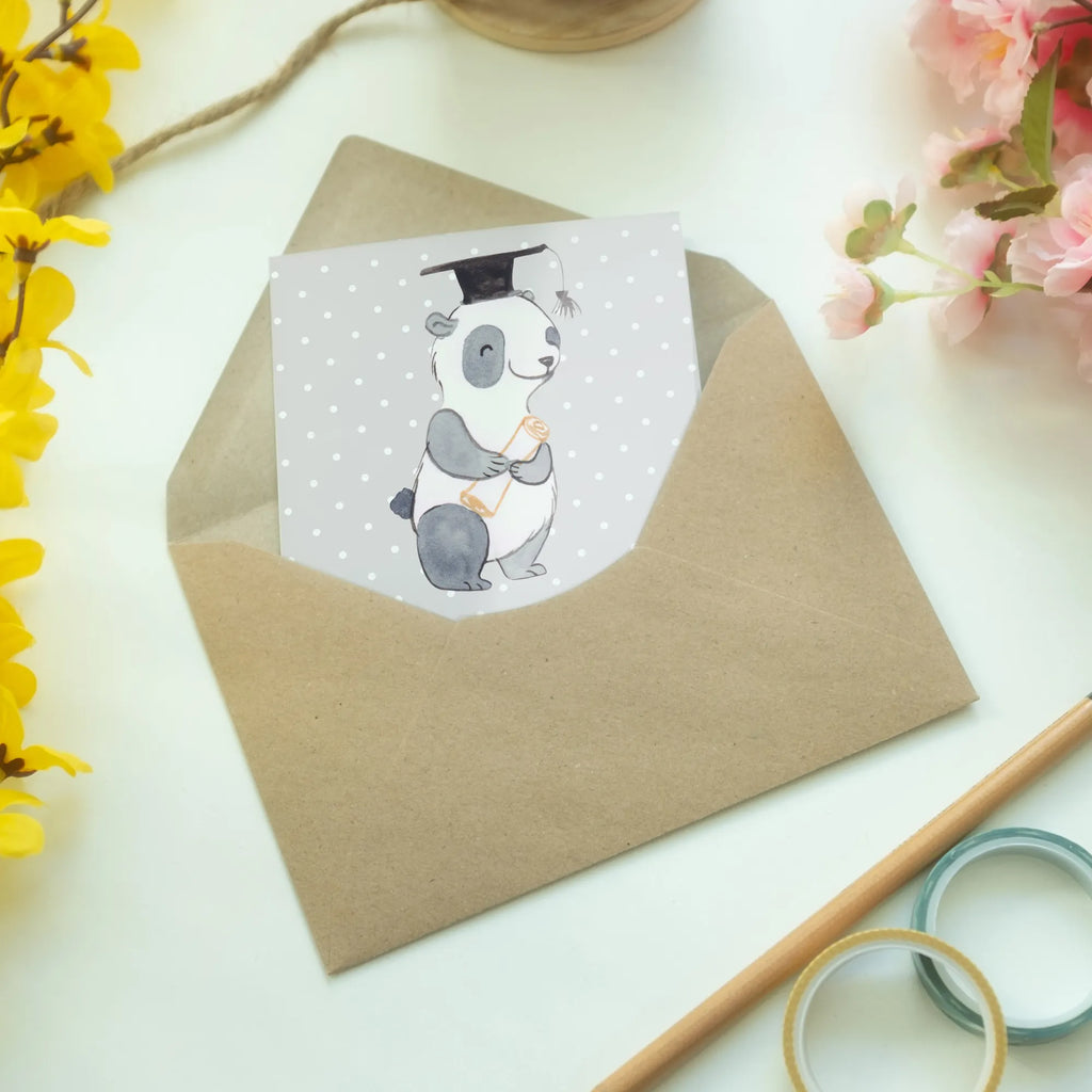 Grußkarte Panda Bester Bachelor der Welt Grußkarte, Klappkarte, Einladungskarte, Glückwunschkarte, Hochzeitskarte, Geburtstagskarte, Karte, Ansichtskarten, für, Dankeschön, Geschenk, Schenken, Geburtstag, Geburtstagsgeschenk, Geschenkidee, Danke, Bedanken, Mitbringsel, Freude machen, Geschenktipp, Bachelor, Student, Studium, Sohn, Spaß, Musterschüler, lustig, Studienabschluss, witzig, Universität, Abschluss, Alumni, Uni, Studenten, Hochschule