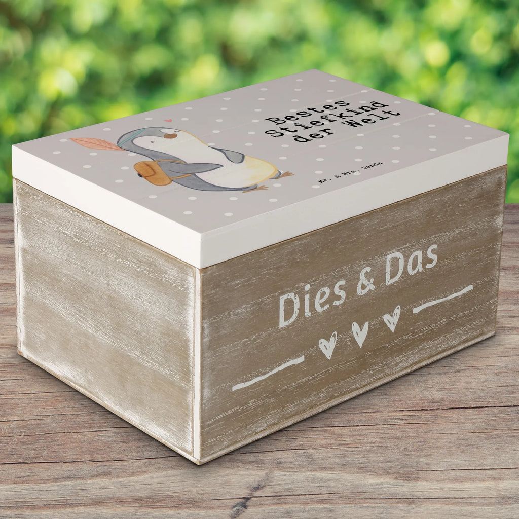 Holzkiste Pinguin Bestes Stiefkind der Welt Holzkiste, Kiste, Schatzkiste, Truhe, Schatulle, XXL, Erinnerungsbox, Erinnerungskiste, Dekokiste, Aufbewahrungsbox, Geschenkbox, Geschenkdose, für, Dankeschön, Geschenk, Schenken, Geburtstag, Geburtstagsgeschenk, Geschenkidee, Danke, Bedanken, Mitbringsel, Freude machen, Geschenktipp, Stiefkind, angeheiratet, Kinder, Kind, Kid, Kids, Kiddy, Bestes, Tochter, Sohn, Nachwuchs, Geburt, Liebling, Taufe