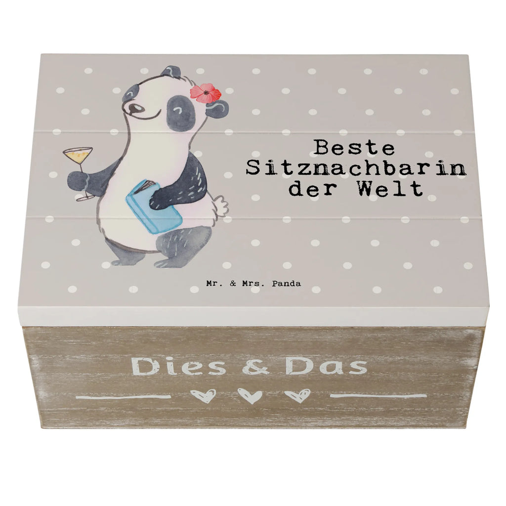 Holzkiste Panda Beste Sitznachbarin der Welt Holzkiste, Kiste, Schatzkiste, Truhe, Schatulle, XXL, Erinnerungsbox, Erinnerungskiste, Dekokiste, Aufbewahrungsbox, Geschenkbox, Geschenkdose, für, Dankeschön, Geschenk, Schenken, Geburtstag, Geburtstagsgeschenk, Geschenkidee, Danke, Bedanken, Mitbringsel, Freude machen, Geschenktipp, Sitznachbarin, Stuhlnachbar, Mitschülerin, Nachbarin, Uni, Universität, Seminar, Kommilitone, Tischnachbar, Schule, Mitstudentin, Hochschule, Beste Sitznachbarin der Welt, Weltbeste Sitznachbarin