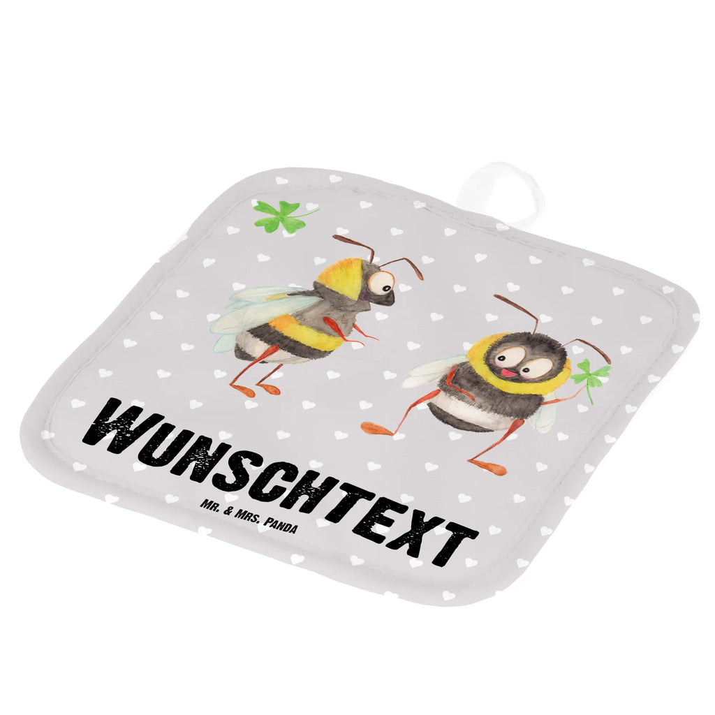 Personalisierte Topflappen Bienen Paar Topflappen personalisiert, Personalisierte Topfuntersetzer, Personalisierter Ofenhandschuh, Topflappen Set personalisiert, Topflappen mit Namen, Namensaufdruck, Liebe, Partner, Freund, Freundin, Ehemann, Ehefrau, Heiraten, Verlobung, Heiratsantrag, Liebesgeschenk, Jahrestag, Hocheitstag, Valentinstag, Geschenk für Frauen, Hochzeitstag, Mitbringsel, Geschenk für Freundin, Geschenk für Partner, Liebesbeweis, für Männer, für Ehemann, Schildkröten, verliebte Schildkröten