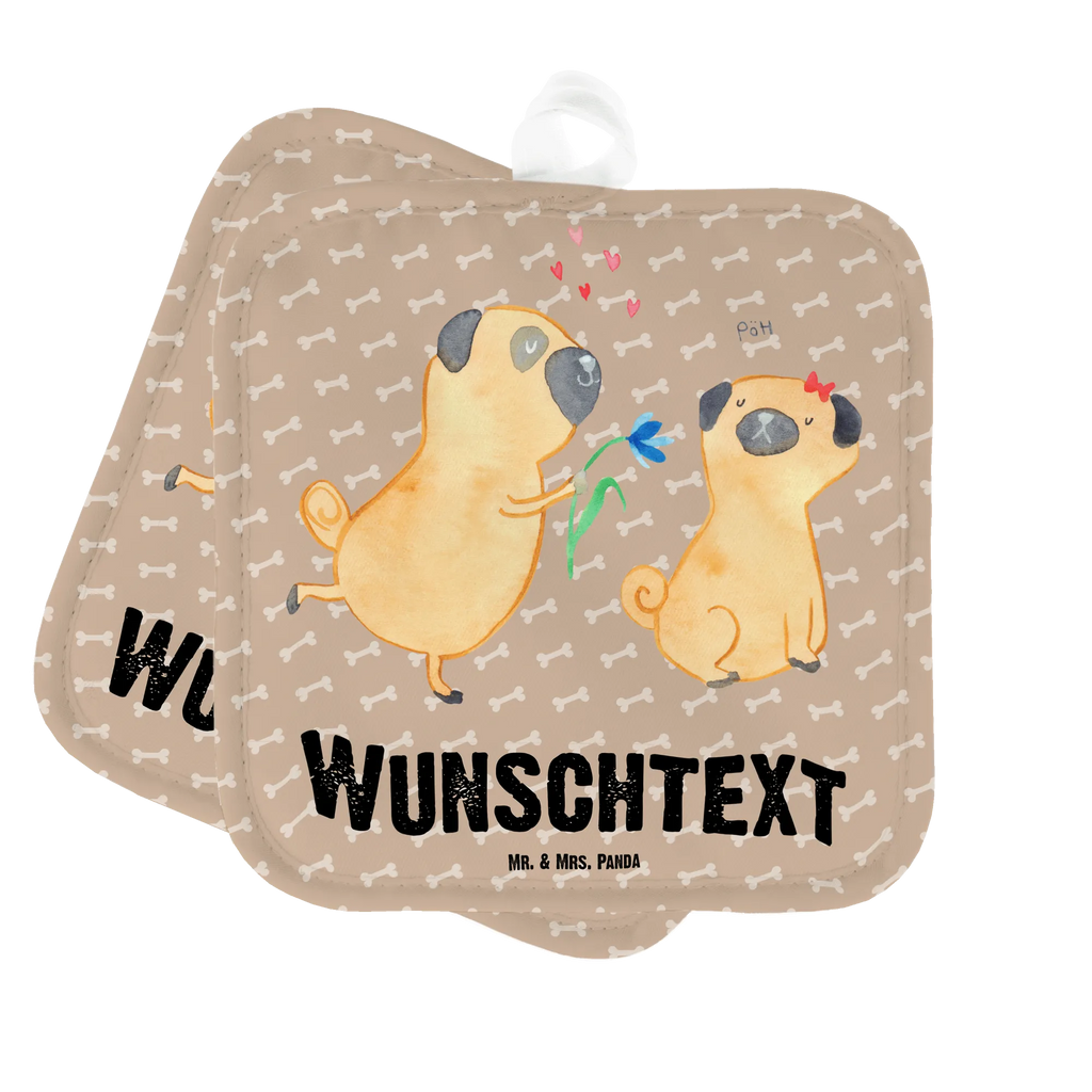 Personalisierte Topflappen Mops verliebt Topflappen personalisiert, Personalisierte Topfuntersetzer, Personalisierter Ofenhandschuh, Topflappen Set personalisiert, Topflappen mit Namen, Namensaufdruck, Hund, Hundemotiv, Haustier, Hunderasse, Tierliebhaber, Hundebesitzer, Sprüche, Mops, Möpse, Hundeliebe, verliebt, Liebe, Liebesspruch. Verlobt, Geschenk Freund, Partner