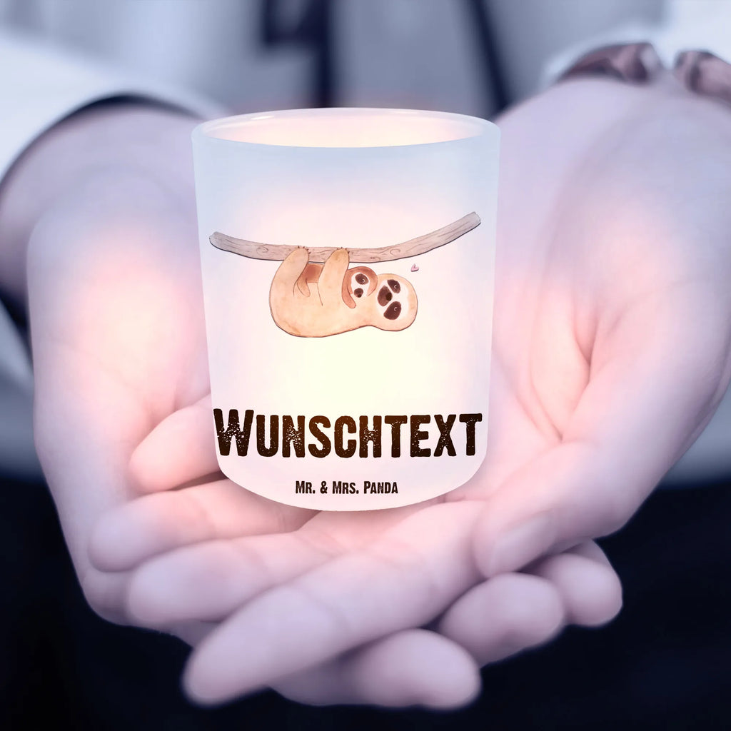 Personalisiertes Windlicht Faultier mit Kind Personalisiertes Windlicht, Personalisiertes Windlicht Glas, Personalisiertes Teelichtglas, Personalisierter Teelichthalter, Personalisiertes Kerzenglas, Personalisierte Kerze, Personalisiertes Teelicht, Windlicht mit Namen, Windlicht Glas mit Namen, Teelichtglas mit Namen, Teelichthalter mit Namen, Teelichter mit Namen, Kerzenglas mit Namen, Kerze mit Namen, Teelicht mit Namen, Namenspersonalisierung, Name, selbst gestalten, Wunschtext, Bedrucken, Faultier, Faultier Geschenk, Faultier Deko, Kind, Baby, Liebe, Mutter, Mama, Geburt, Kinder, Faulheit, Spaß, Niedlichkeit