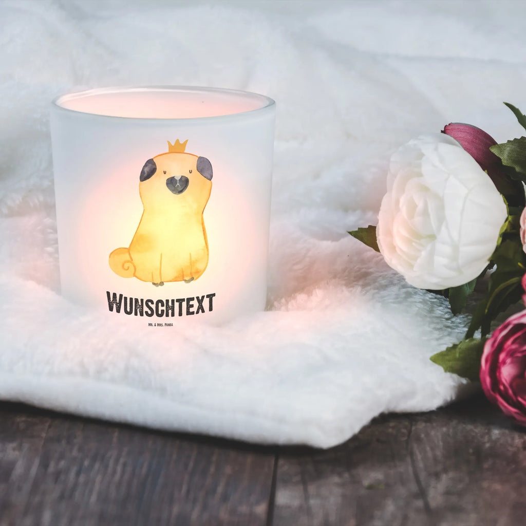 Personalisiertes Windlicht Mops Krone Personalisiertes Windlicht, Personalisiertes Windlicht Glas, Personalisiertes Teelichtglas, Personalisierter Teelichthalter, Personalisiertes Kerzenglas, Personalisierte Kerze, Personalisiertes Teelicht, Windlicht mit Namen, Windlicht Glas mit Namen, Teelichtglas mit Namen, Teelichthalter mit Namen, Teelichter mit Namen, Kerzenglas mit Namen, Kerze mit Namen, Teelicht mit Namen, Namenspersonalisierung, Name, selbst gestalten, Wunschtext, Bedrucken, Hund, Hundemotiv, Haustier, Hunderasse, Tierliebhaber, Hundebesitzer, Sprüche, Mops, allergisch, kinderlos, Hausregel, Hundebesitzer. Spruch, lustig