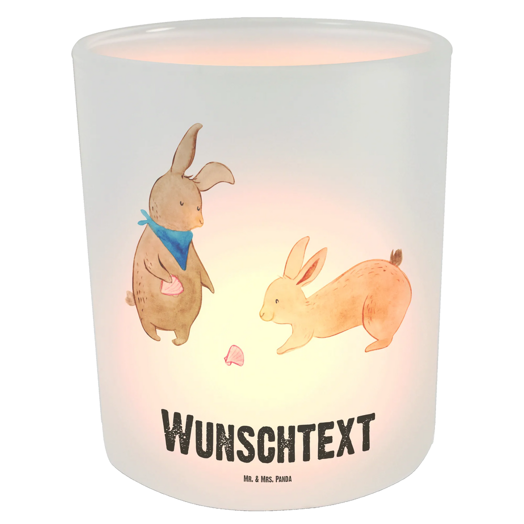 Personalisiertes Windlicht Hasen Muschel Personalisiertes Windlicht, Personalisiertes Windlicht Glas, Personalisiertes Teelichtglas, Personalisierter Teelichthalter, Personalisiertes Kerzenglas, Personalisierte Kerze, Personalisiertes Teelicht, Windlicht mit Namen, Windlicht Glas mit Namen, Teelichtglas mit Namen, Teelichthalter mit Namen, Teelichter mit Namen, Kerzenglas mit Namen, Kerze mit Namen, Teelicht mit Namen, Namenspersonalisierung, Name, selbst gestalten, Wunschtext, Bedrucken, Familie, Vatertag, Muttertag, Bruder, Schwester, Mama, Papa, Oma, Opa, Hasen, beste Freundin, Freundin, Freundinnen, best friends, BFF, Muscheln sammeln, Muscheln, Meer