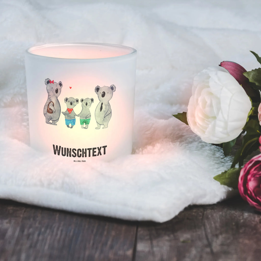 Personalisiertes Windlicht Koala Familie zwei Personalisiertes Windlicht, Personalisiertes Windlicht Glas, Personalisiertes Teelichtglas, Personalisierter Teelichthalter, Personalisiertes Kerzenglas, Personalisierte Kerze, Personalisiertes Teelicht, Windlicht mit Namen, Windlicht Glas mit Namen, Teelichtglas mit Namen, Teelichthalter mit Namen, Teelichter mit Namen, Kerzenglas mit Namen, Kerze mit Namen, Teelicht mit Namen, Namenspersonalisierung, Name, selbst gestalten, Wunschtext, Bedrucken, Familie, Vatertag, Muttertag, Bruder, Schwester, Mama, Papa, Oma, Opa, Koala, Koalabär, beste Familie, Familienzeit, Familienleben, Koalafamilie, Lieblingsfamilie