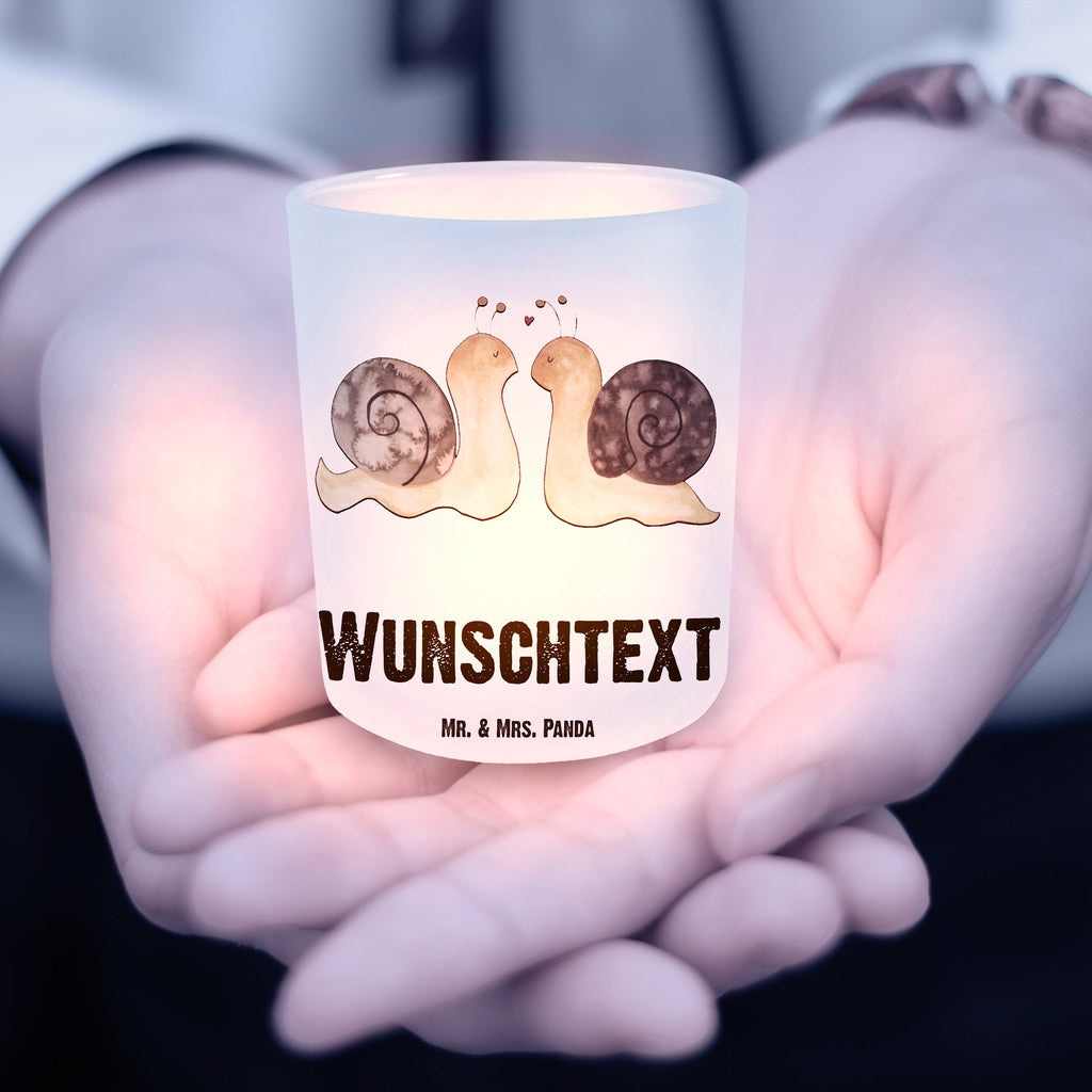 Personalisiertes Windlicht Schnecken Liebe Personalisiertes Windlicht, Personalisiertes Windlicht Glas, Personalisiertes Teelichtglas, Personalisierter Teelichthalter, Personalisiertes Kerzenglas, Personalisierte Kerze, Personalisiertes Teelicht, Windlicht mit Namen, Windlicht Glas mit Namen, Teelichtglas mit Namen, Teelichthalter mit Namen, Teelichter mit Namen, Kerzenglas mit Namen, Kerze mit Namen, Teelicht mit Namen, Namenspersonalisierung, Name, selbst gestalten, Wunschtext, Bedrucken, Liebe, Partner, Freund, Freundin, Ehemann, Ehefrau, Heiraten, Verlobung, Heiratsantrag, Liebesgeschenk, Jahrestag, Hocheitstag