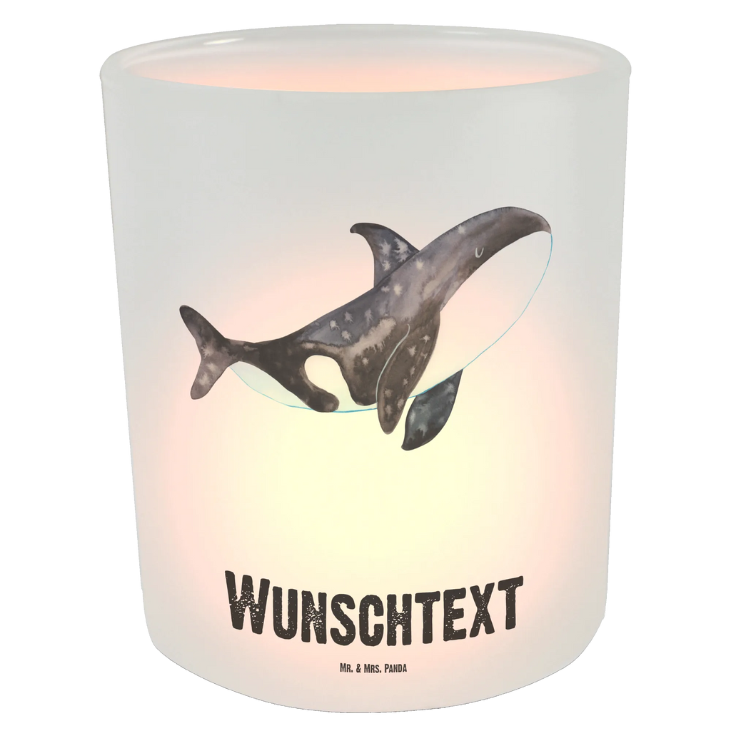 Personalisiertes Windlicht Orca Personalisiertes Windlicht, Personalisiertes Windlicht Glas, Personalisiertes Teelichtglas, Personalisierter Teelichthalter, Personalisiertes Kerzenglas, Personalisierte Kerze, Personalisiertes Teelicht, Windlicht mit Namen, Windlicht Glas mit Namen, Teelichtglas mit Namen, Teelichthalter mit Namen, Teelichter mit Namen, Kerzenglas mit Namen, Kerze mit Namen, Teelicht mit Namen, Namenspersonalisierung, Name, selbst gestalten, Wunschtext, Bedrucken, Meerestiere, Meer, Urlaub, Orca, Orcas, Killerwal, Wal, Möglichkeiten, Büro, Arbeit, Motivation, Selbstliebe, Neustart, Startup