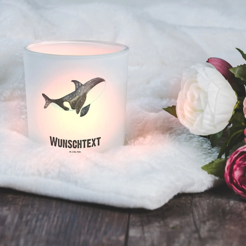 Personalisiertes Windlicht Orca Personalisiertes Windlicht, Personalisiertes Windlicht Glas, Personalisiertes Teelichtglas, Personalisierter Teelichthalter, Personalisiertes Kerzenglas, Personalisierte Kerze, Personalisiertes Teelicht, Windlicht mit Namen, Windlicht Glas mit Namen, Teelichtglas mit Namen, Teelichthalter mit Namen, Teelichter mit Namen, Kerzenglas mit Namen, Kerze mit Namen, Teelicht mit Namen, Namenspersonalisierung, Name, selbst gestalten, Wunschtext, Bedrucken, Meerestiere, Meer, Urlaub, Orca, Orcas, Killerwal, Wal, Möglichkeiten, Büro, Arbeit, Motivation, Selbstliebe, Neustart, Startup