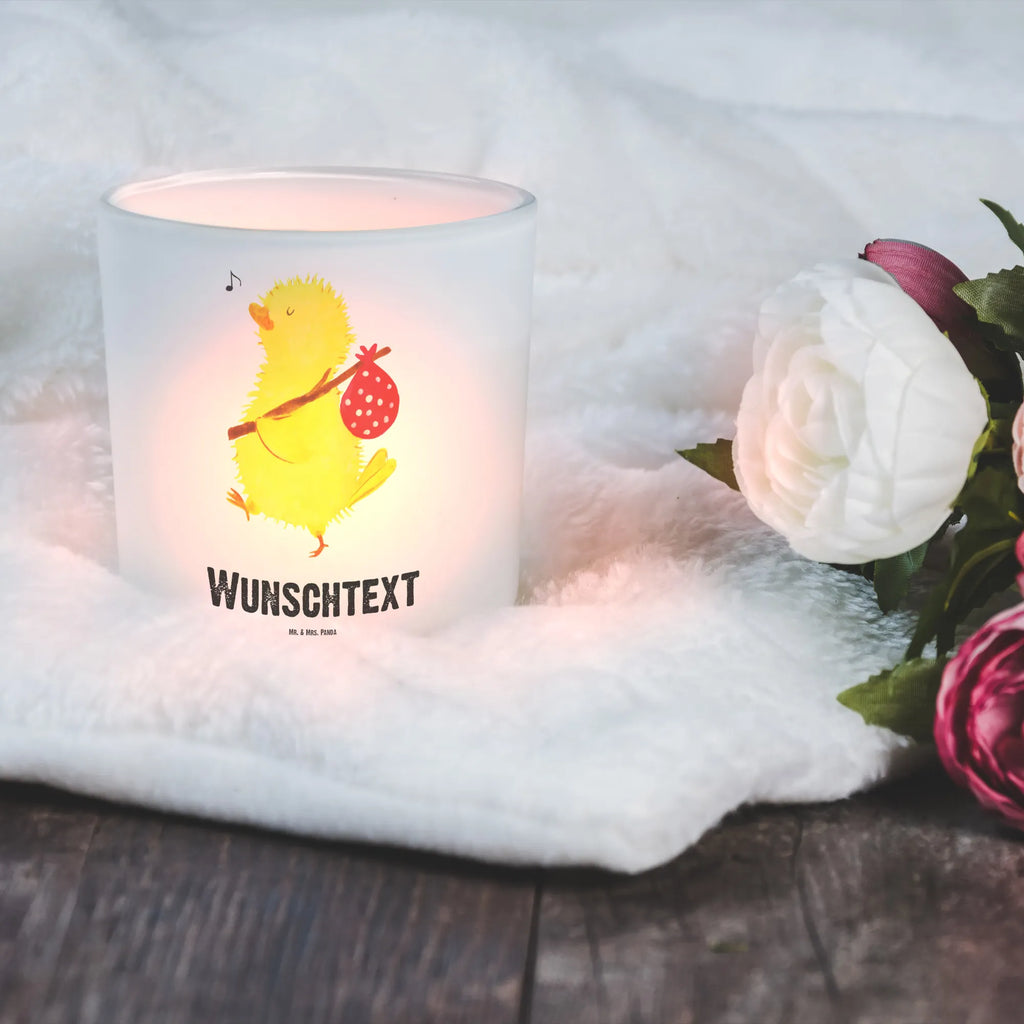 Personalisiertes Windlicht Küken Wanderer Personalisiertes Windlicht, Personalisiertes Windlicht Glas, Personalisiertes Teelichtglas, Personalisierter Teelichthalter, Personalisiertes Kerzenglas, Personalisierte Kerze, Personalisiertes Teelicht, Windlicht mit Namen, Windlicht Glas mit Namen, Teelichtglas mit Namen, Teelichthalter mit Namen, Teelichter mit Namen, Kerzenglas mit Namen, Kerze mit Namen, Teelicht mit Namen, Namenspersonalisierung, Name, selbst gestalten, Wunschtext, Bedrucken, Ostern, Osterhase, Ostergeschenke, Osternest, Osterdeko, Geschenke zu Ostern, Ostern Geschenk, Ostergeschenke Kinder, Ostern Kinder, Küken, Osterei, Ostereier, Ei, Frühlingsgefühle, Freude, Grüße, liebe Grüße, Frohe Ostern, Ostergrüße, Flausen, Wunder, Reisen, Weltenbummler, Zeit, Zeitmanagement, Backpacker