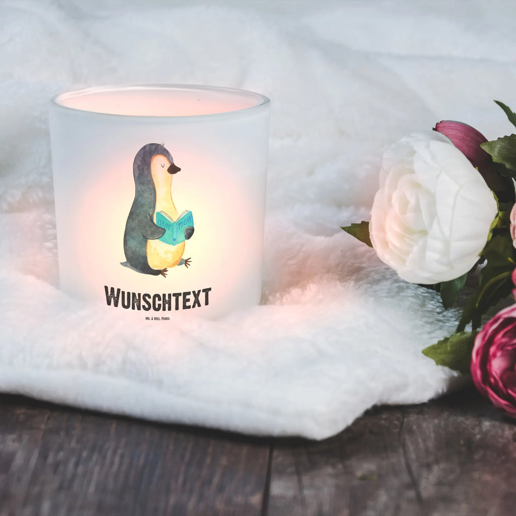 Personalisiertes Windlicht Pinguin Buch Personalisiertes Windlicht, Personalisiertes Windlicht Glas, Personalisiertes Teelichtglas, Personalisierter Teelichthalter, Personalisiertes Kerzenglas, Personalisierte Kerze, Personalisiertes Teelicht, Windlicht mit Namen, Windlicht Glas mit Namen, Teelichtglas mit Namen, Teelichthalter mit Namen, Teelichter mit Namen, Kerzenglas mit Namen, Kerze mit Namen, Teelicht mit Namen, Namenspersonalisierung, Name, selbst gestalten, Wunschtext, Bedrucken, Pinguin, Pinguine, Buch, Lesen, Bücherwurm, Nichtstun, Faulenzen, Ferien, Urlaub, Freizeit