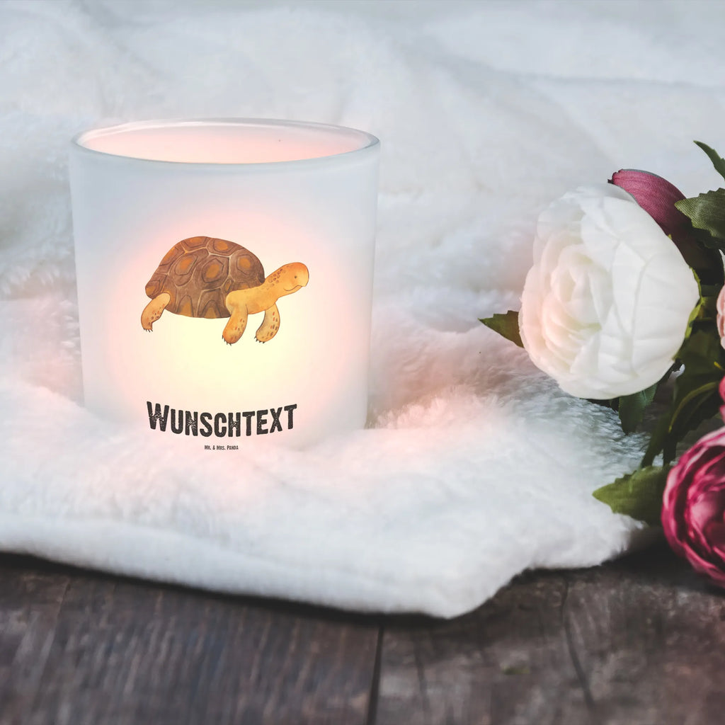 Personalisiertes Windlicht Schildkröte marschiert Personalisiertes Windlicht, Personalisiertes Windlicht Glas, Personalisiertes Teelichtglas, Personalisierter Teelichthalter, Personalisiertes Kerzenglas, Personalisierte Kerze, Personalisiertes Teelicht, Windlicht mit Namen, Windlicht Glas mit Namen, Teelichtglas mit Namen, Teelichthalter mit Namen, Teelichter mit Namen, Kerzenglas mit Namen, Kerze mit Namen, Teelicht mit Namen, Namenspersonalisierung, Name, selbst gestalten, Wunschtext, Bedrucken, Meerestiere, Meer, Urlaub, Schildkröte, Schildkröten, get lost, Abenteuer, Reiselust, Inspiration, Neustart, Motivation, Lieblingsmensch