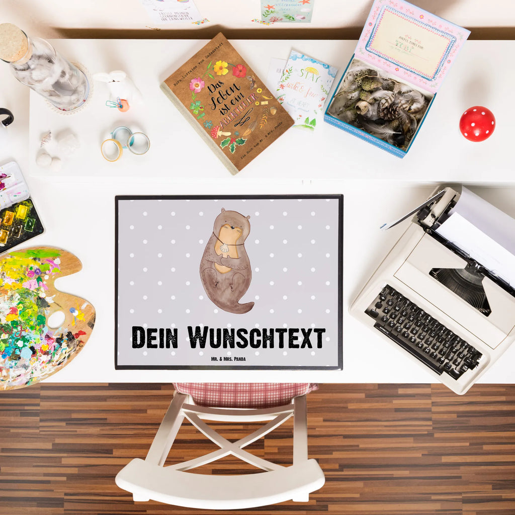 Personalisierte Schreibtischunterlage Otter mit Muschelmedaillon Personalisierte Schreibunterlage, Personalisierte Schreibtischauflage, Personalisierte Schreibtisch Unterlagen, Schreibunterlage mit Namen, Schreibtischauflage mit Namen, Schreibtisch Unterlagen mit Namen, Selbst gestalten, Namensaufdruck, Namenspersonalisierung, Otter, Fischotter, Seeotter, Otterliebe, grübeln, träumen, Motivation, Tagträumen, Büro