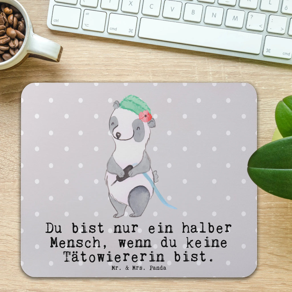 Mauspad Tätowiererin mit Herz Mousepad, Computer zubehör, Büroausstattung, PC Zubehör, Arbeitszimmer, Mauspad, Einzigartiges Mauspad, Designer Mauspad, Mausunterlage, Mauspad Büro, Beruf, Ausbildung, Jubiläum, Abschied, Rente, Kollege, Kollegin, Geschenk, Schenken, Arbeitskollege, Mitarbeiter, Firma, Danke, Dankeschön