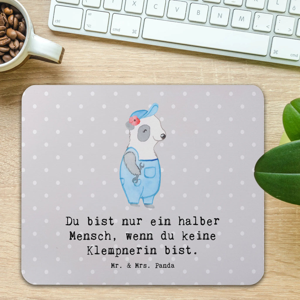 Mauspad Klempnerin mit Herz Mousepad, Computer zubehör, Büroausstattung, PC Zubehör, Arbeitszimmer, Mauspad, Einzigartiges Mauspad, Designer Mauspad, Mausunterlage, Mauspad Büro, Beruf, Ausbildung, Jubiläum, Abschied, Rente, Kollege, Kollegin, Geschenk, Schenken, Arbeitskollege, Mitarbeiter, Firma, Danke, Dankeschön, Klempnerin, Handwerkerin, Installateurin, Meisterin, Gesellenprüfung, Fachbetrieb, Bauklempnerin, Sanitärinstallationen