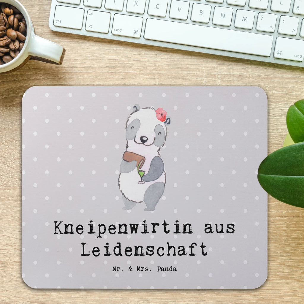 Mauspad Kneipenwirtin aus Leidenschaft Mousepad, Computer zubehör, Büroausstattung, PC Zubehör, Arbeitszimmer, Mauspad, Einzigartiges Mauspad, Designer Mauspad, Mausunterlage, Mauspad Büro, Beruf, Ausbildung, Jubiläum, Abschied, Rente, Kollege, Kollegin, Geschenk, Schenken, Arbeitskollege, Mitarbeiter, Firma, Danke, Dankeschön, Kneipenwirtin, Gastwirtin, Gaststätte, Kneipe, Eröffnung, Barkeeperin, Rum, Bar