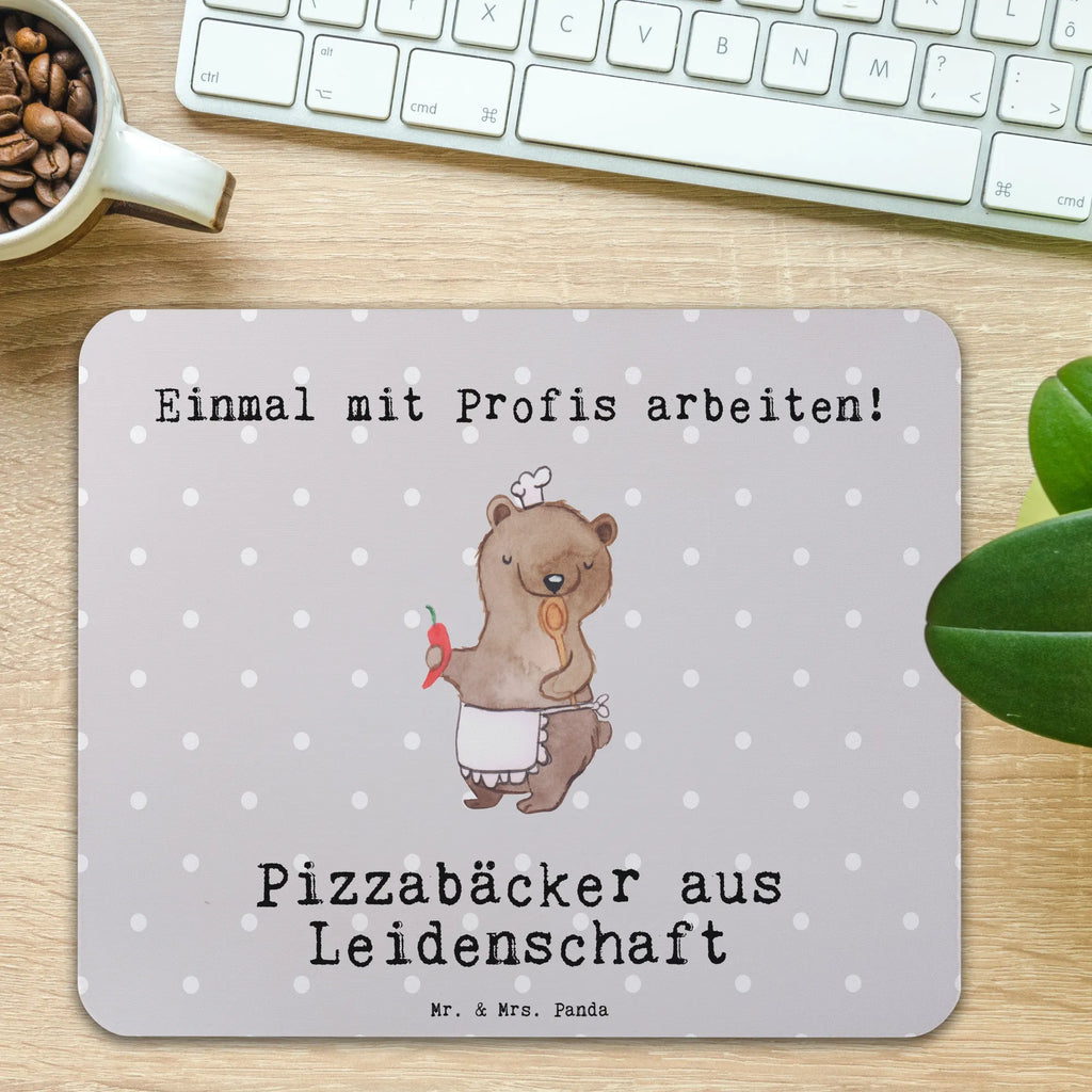 Mauspad Pizzabäcker aus Leidenschaft Mousepad, Computer zubehör, Büroausstattung, PC Zubehör, Arbeitszimmer, Mauspad, Einzigartiges Mauspad, Designer Mauspad, Mausunterlage, Mauspad Büro, Beruf, Ausbildung, Jubiläum, Abschied, Rente, Kollege, Kollegin, Geschenk, Schenken, Arbeitskollege, Mitarbeiter, Firma, Danke, Dankeschön, Lieferdienstmitarbeiter, Pizzabäcker, Pizzabote, Pizzabringdienst, Lieferbringdienst