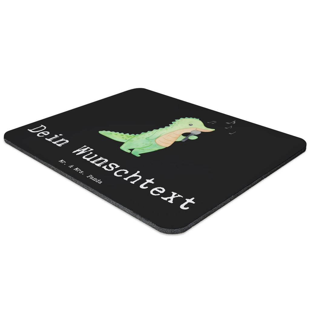 Personalisiertes Mauspad Krokodil Singen Personalisiertes Mousepad, Personalisiertes Mouse Pad, Personalisiertes Mauspad, Mauspad mit Namen, Mousepad mit Namen, Mauspad bedrucken, Mousepad bedrucken, Namensaufdruck, selbst bedrucken, Arbeitszimmer Geschenk, Büro Geschenk, Mouse Pad mit Namen, Selbst bedrucken, Individuelles Mauspad, Einzigartiges Mauspad, Mauspad mit Namen gestalten, Geschenk, Sport, Sportart, Hobby, Schenken, Danke, Dankeschön, Auszeichnung, Gewinn, Sportler, Singen, Band, Live Auftritt, Gesang, Hobbysänger