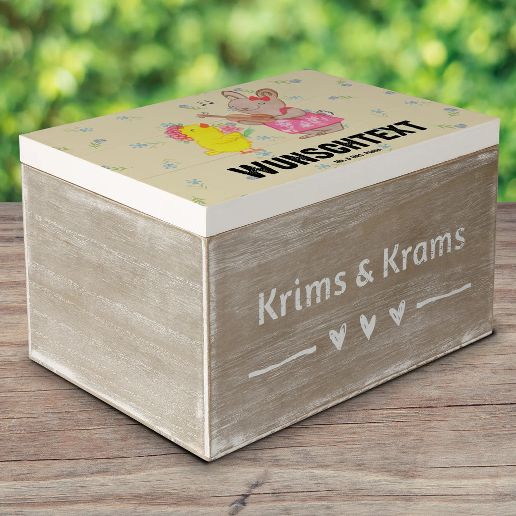 Personalisierte Holzkiste Ostern Frühlingsgefühle Holzkiste mit Namen, Kiste mit Namen, Schatzkiste mit Namen, Truhe mit Namen, Schatulle mit Namen, Erinnerungsbox mit Namen, Erinnerungskiste, mit Namen, Dekokiste mit Namen, Aufbewahrungsbox mit Namen, Holzkiste Personalisiert, Kiste Personalisiert, Schatzkiste Personalisiert, Truhe Personalisiert, Schatulle Personalisiert, Erinnerungsbox Personalisiert, Erinnerungskiste Personalisiert, Dekokiste Personalisiert, Aufbewahrungsbox Personalisiert, Geschenkbox personalisiert, GEschenkdose personalisiert, Ostern, Osterhase, Ostergeschenke, Osternest, Osterdeko, Geschenke zu Ostern, Ostern Geschenk, Ostergeschenke Kinder, Ostern Kinder, Ostergrüße, Ostereier, Frühling, Frühlingsgefühle, Hase, Küken, Osterküken, Musik, Osterlieder