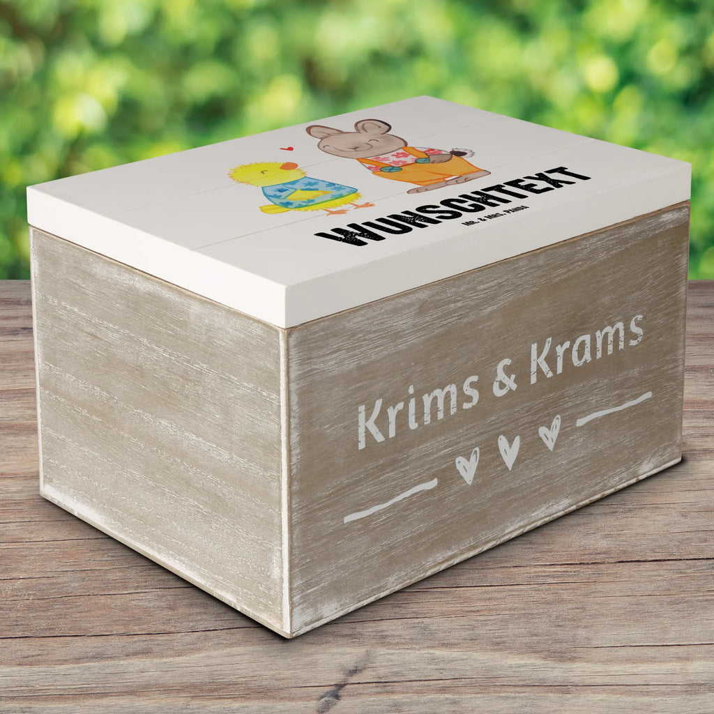 Personalisierte Holzkiste Ostern Freundschaft Holzkiste mit Namen, Kiste mit Namen, Schatzkiste mit Namen, Truhe mit Namen, Schatulle mit Namen, Erinnerungsbox mit Namen, Erinnerungskiste, mit Namen, Dekokiste mit Namen, Aufbewahrungsbox mit Namen, Holzkiste Personalisiert, Kiste Personalisiert, Schatzkiste Personalisiert, Truhe Personalisiert, Schatulle Personalisiert, Erinnerungsbox Personalisiert, Erinnerungskiste Personalisiert, Dekokiste Personalisiert, Aufbewahrungsbox Personalisiert, Geschenkbox personalisiert, GEschenkdose personalisiert, Ostern, Osterhase, Ostergeschenke, Osternest, Osterdeko, Geschenke zu Ostern, Ostern Geschenk, Ostergeschenke Kinder, Ostern Kinder, Ostergrüße, Ostereier, Frühling, Frühlingsgefühle, Hase, Liebe, Freundschaft, Liebesbeweis, Küken, Osterküken