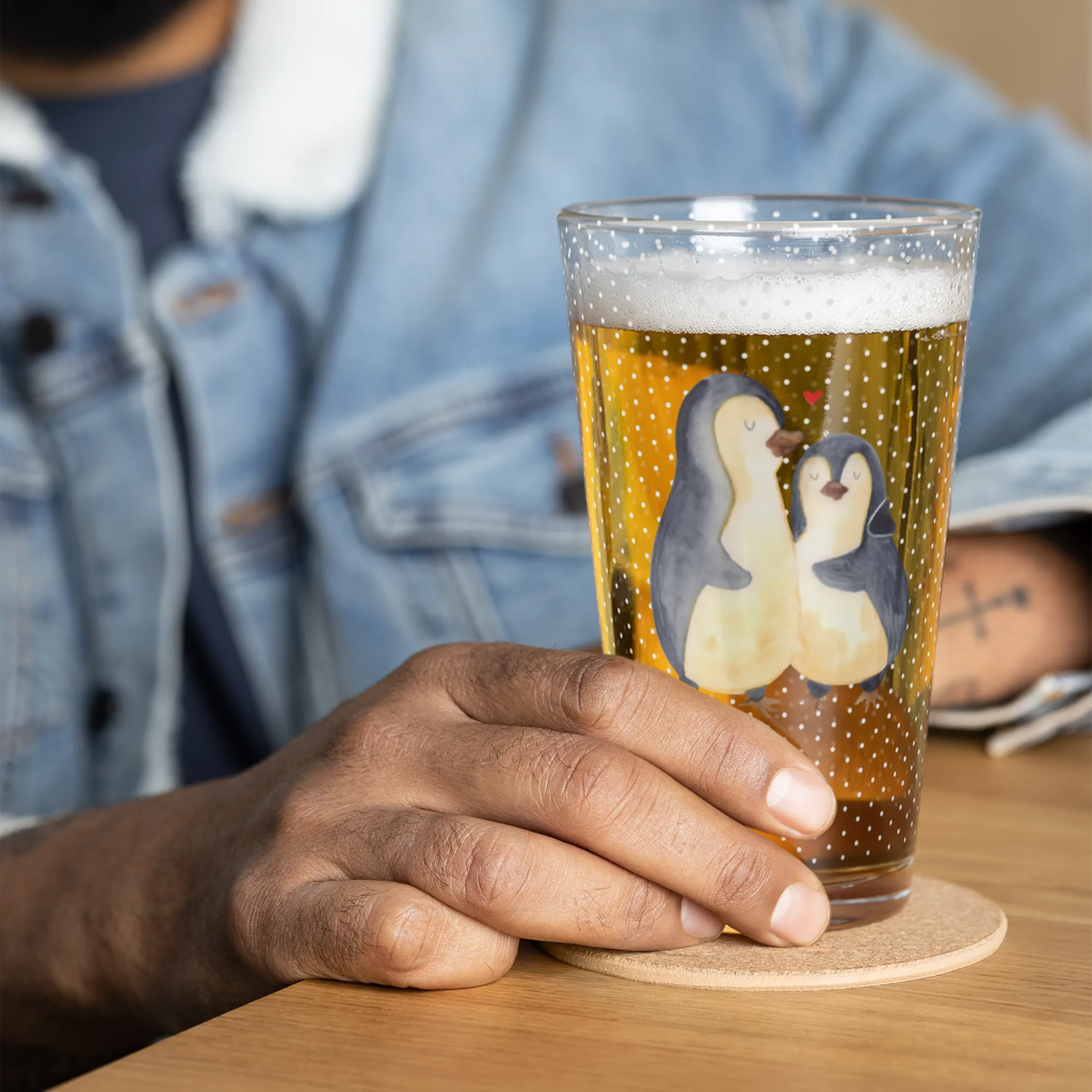 Premium Trinkglas Pinguin umarmend Trinkglas, Glas, Pint Glas, Bierglas, Cocktail Glas, Wasserglas, Pinguin, Liebe, Liebespaar, Liebesbeweis, Liebesgeschenk, Verlobung, Jahrestag, Hochzeitstag, Hochzeit, Hochzeitsgeschenk